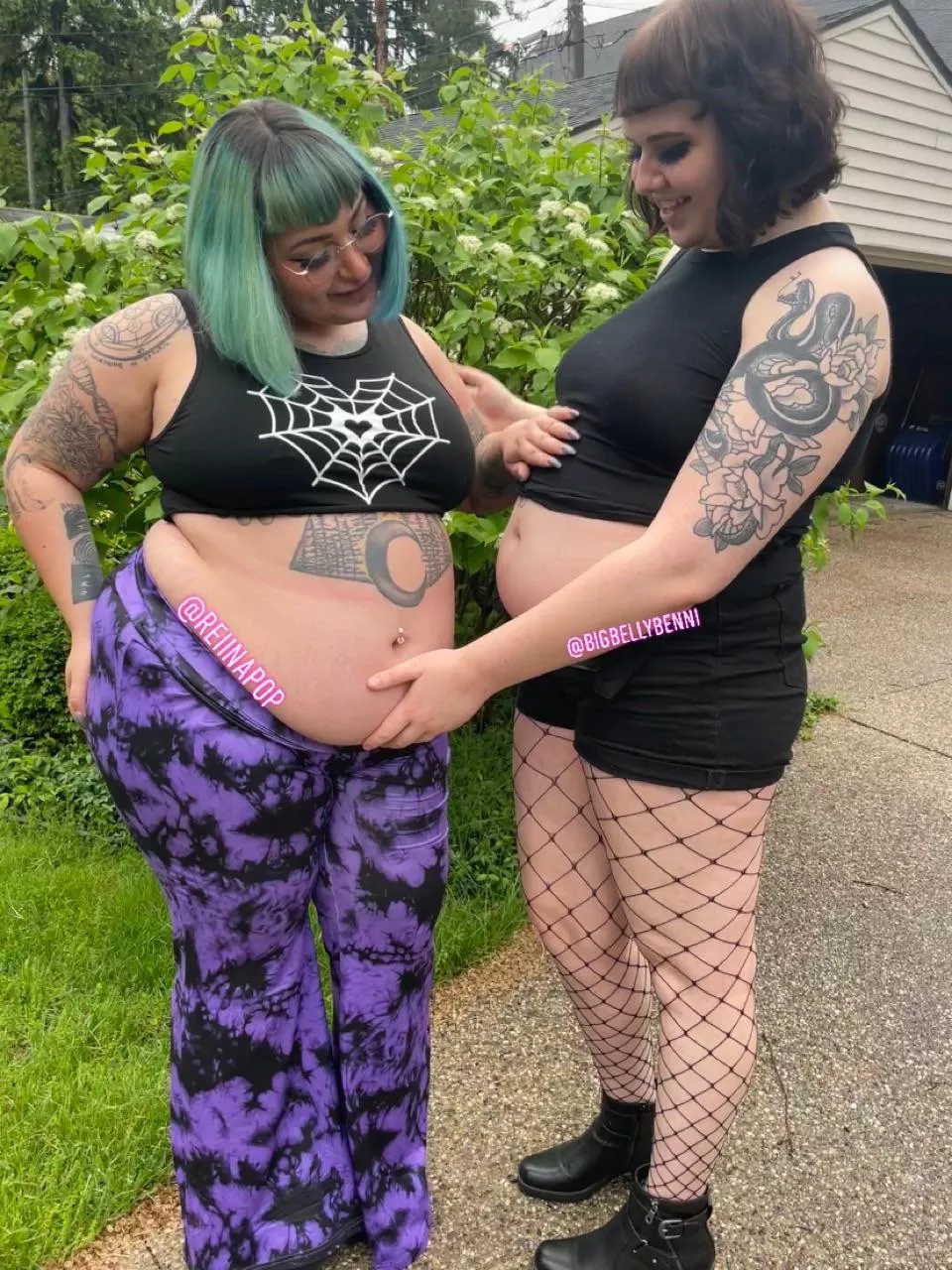 Belly appreciation with @reiinapop ðŸ‘¾ðŸ‘¾weâ€™re both getting so big ðŸ¤¯ðŸ¤¯