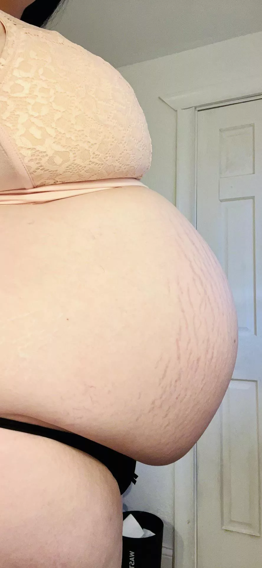 Belly bump is growing extra stretch marks these last few weeks! ðŸ¤—ðŸ¤­