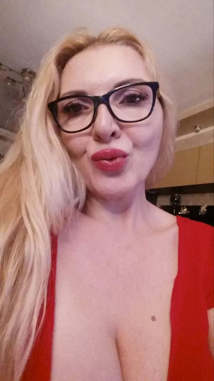 Big Boobs and sloppy lips ✅46yo Cougar! Free page