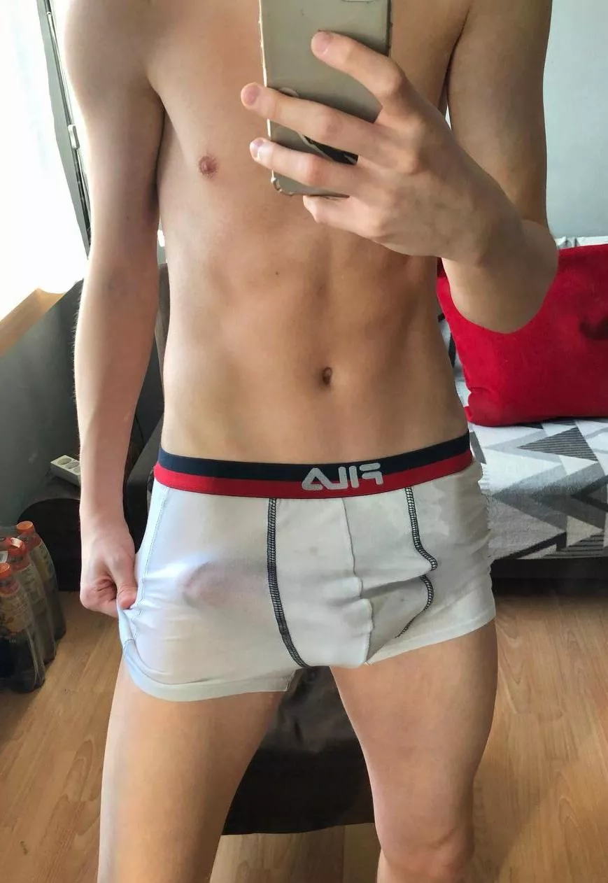 Big bulge in my wet white boxersðŸ¥µ