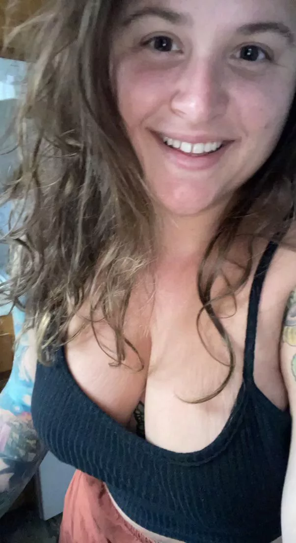 big natural titties ,tats and a flirtatious soul let this naughty bbw stoner brighten your day!