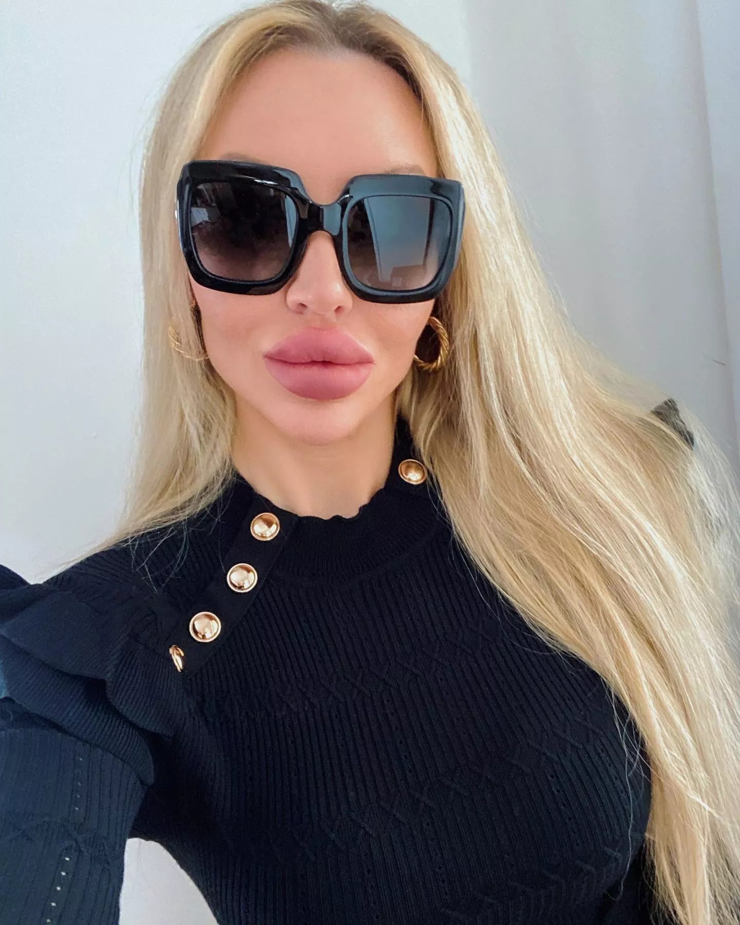 Big Sunglasses, Big Lips