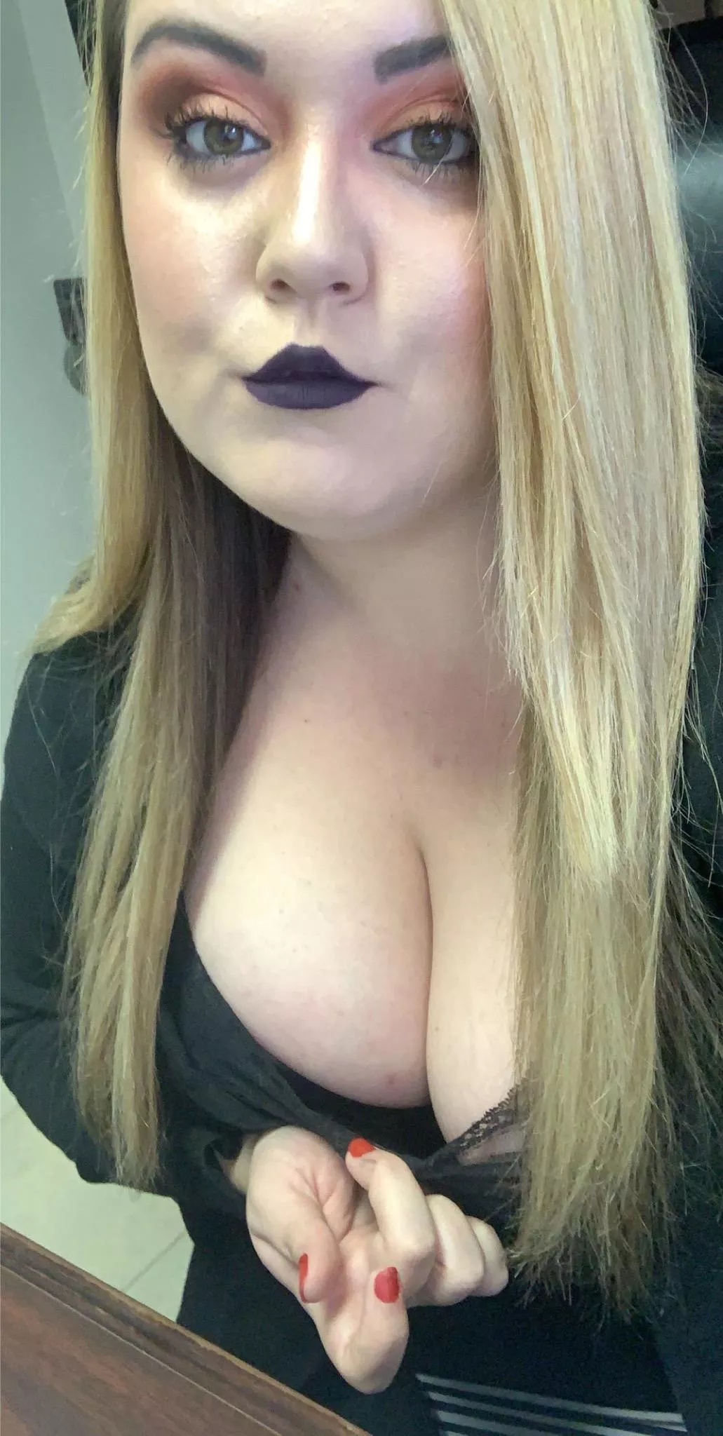 Big tiddy goth gf vibes?