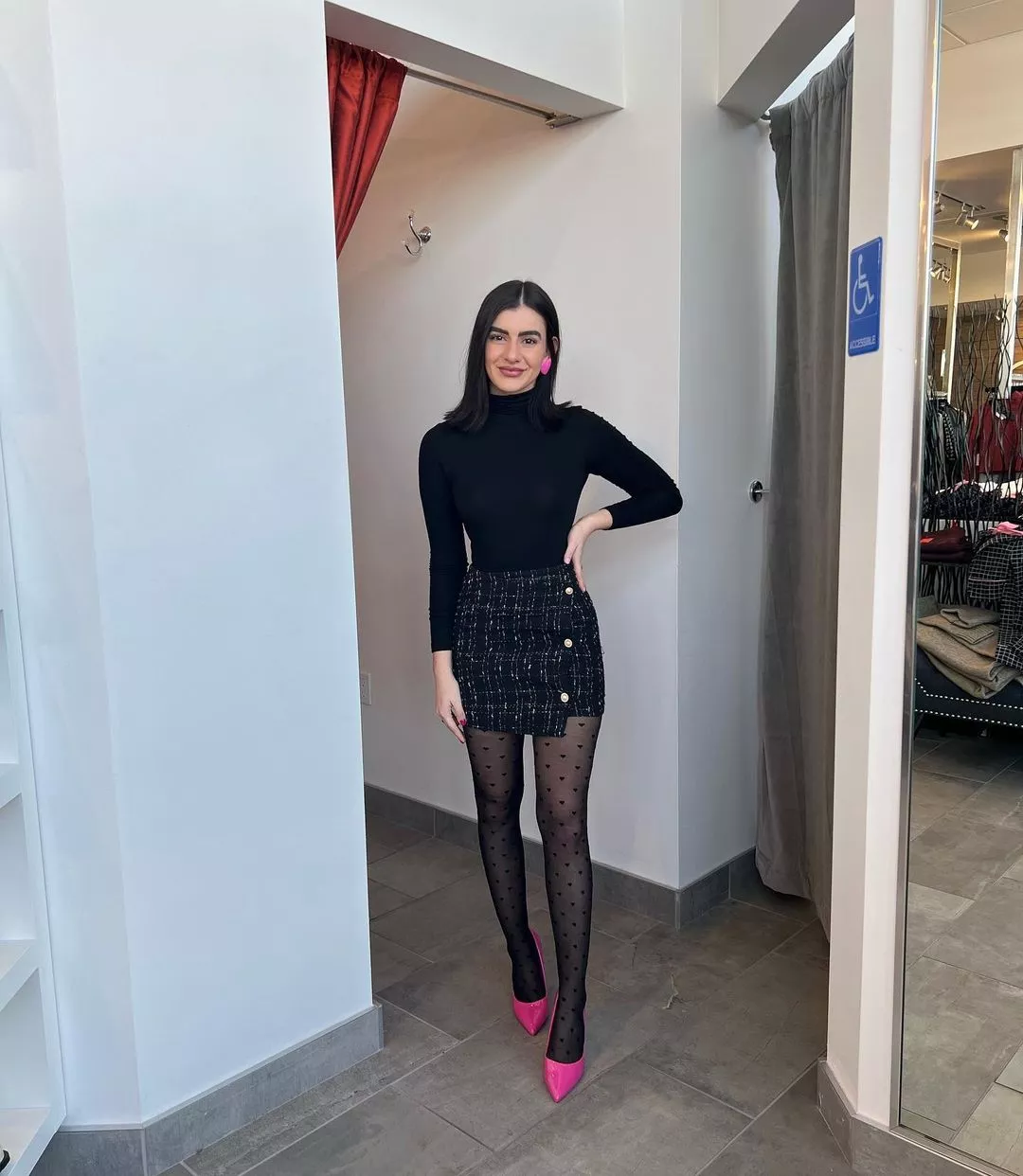 Black outfit with pink heels