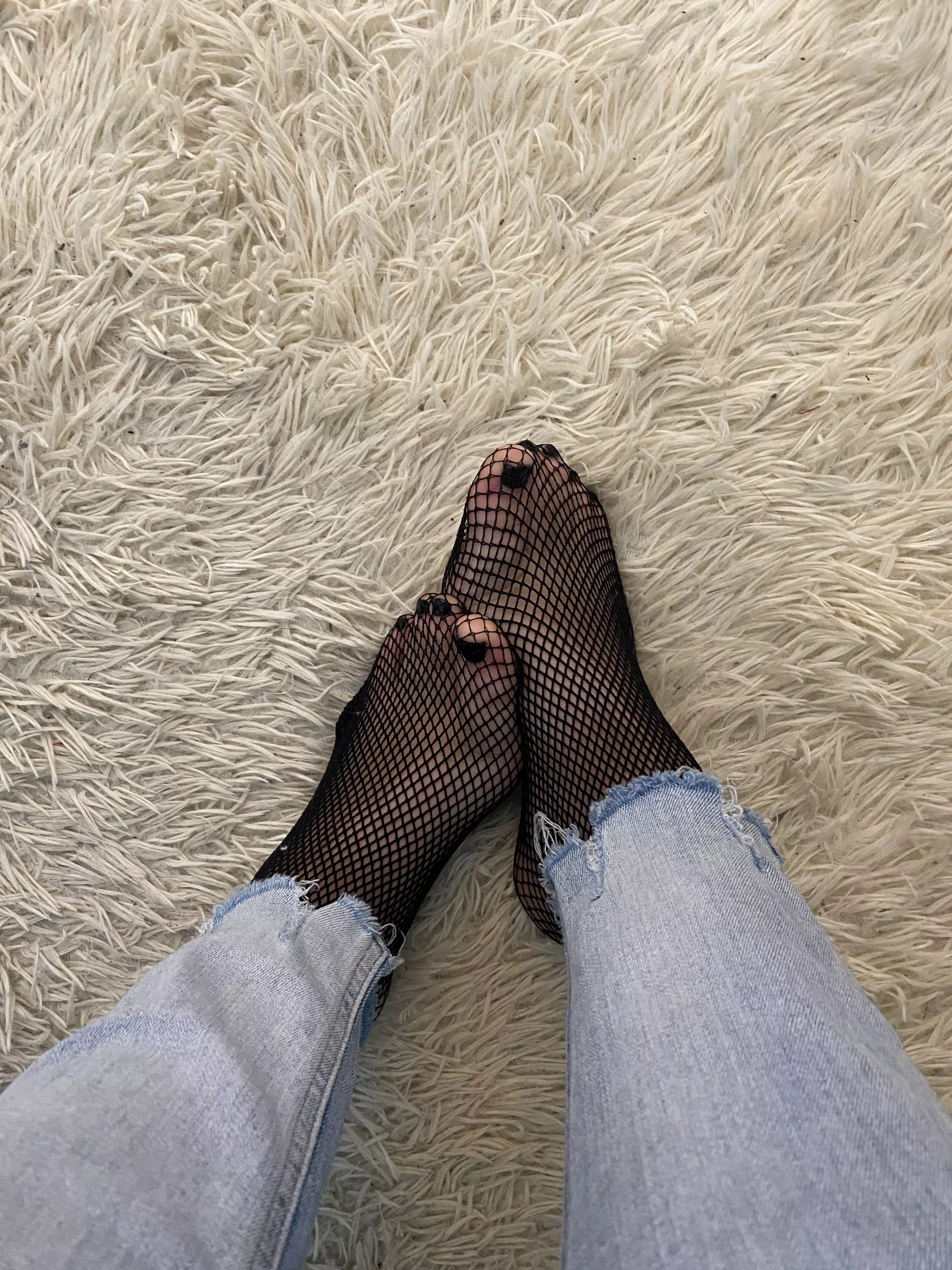 black toes AND fishnets?! 🖤😍