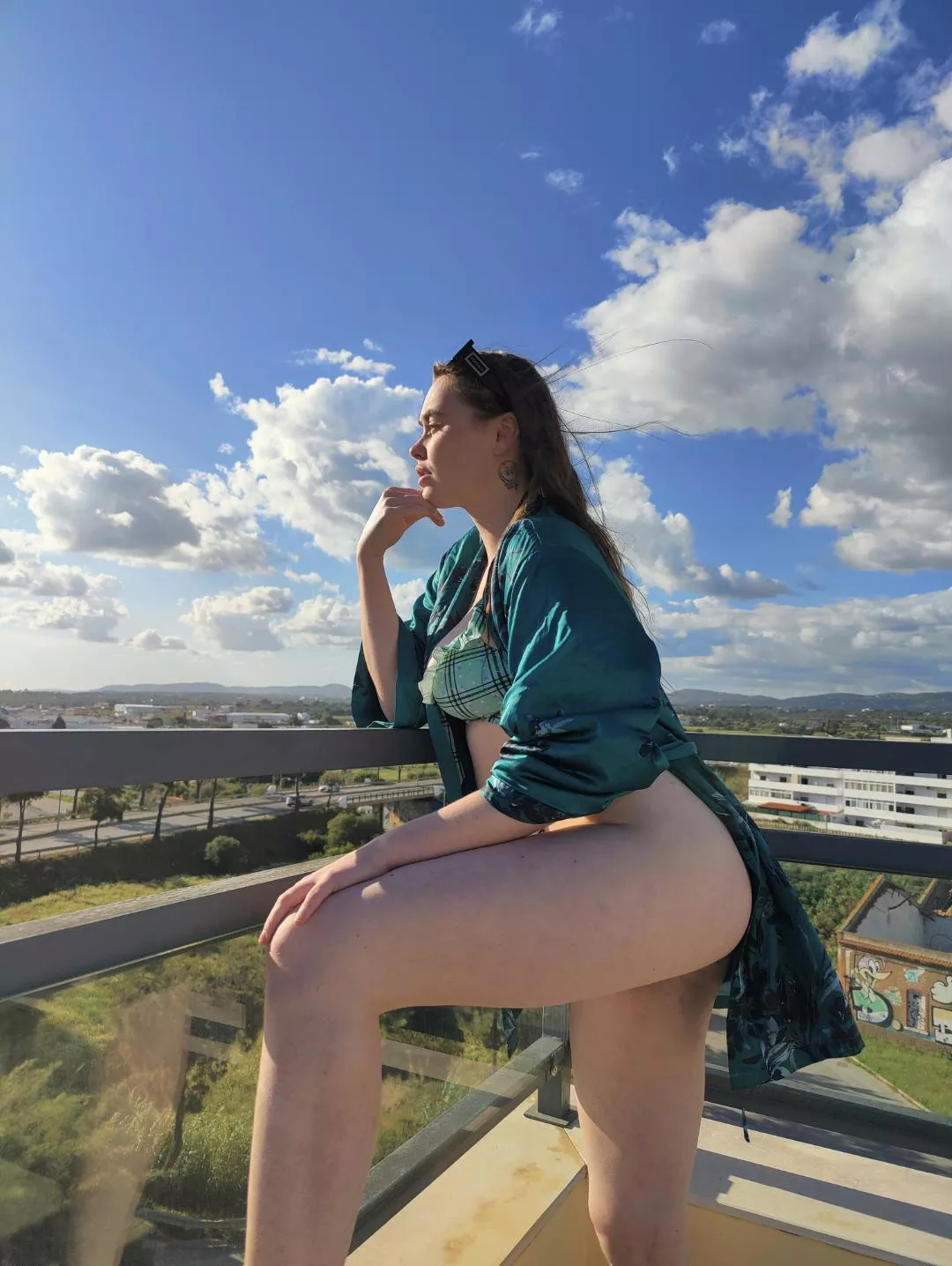 Blue skies, juicy thighs