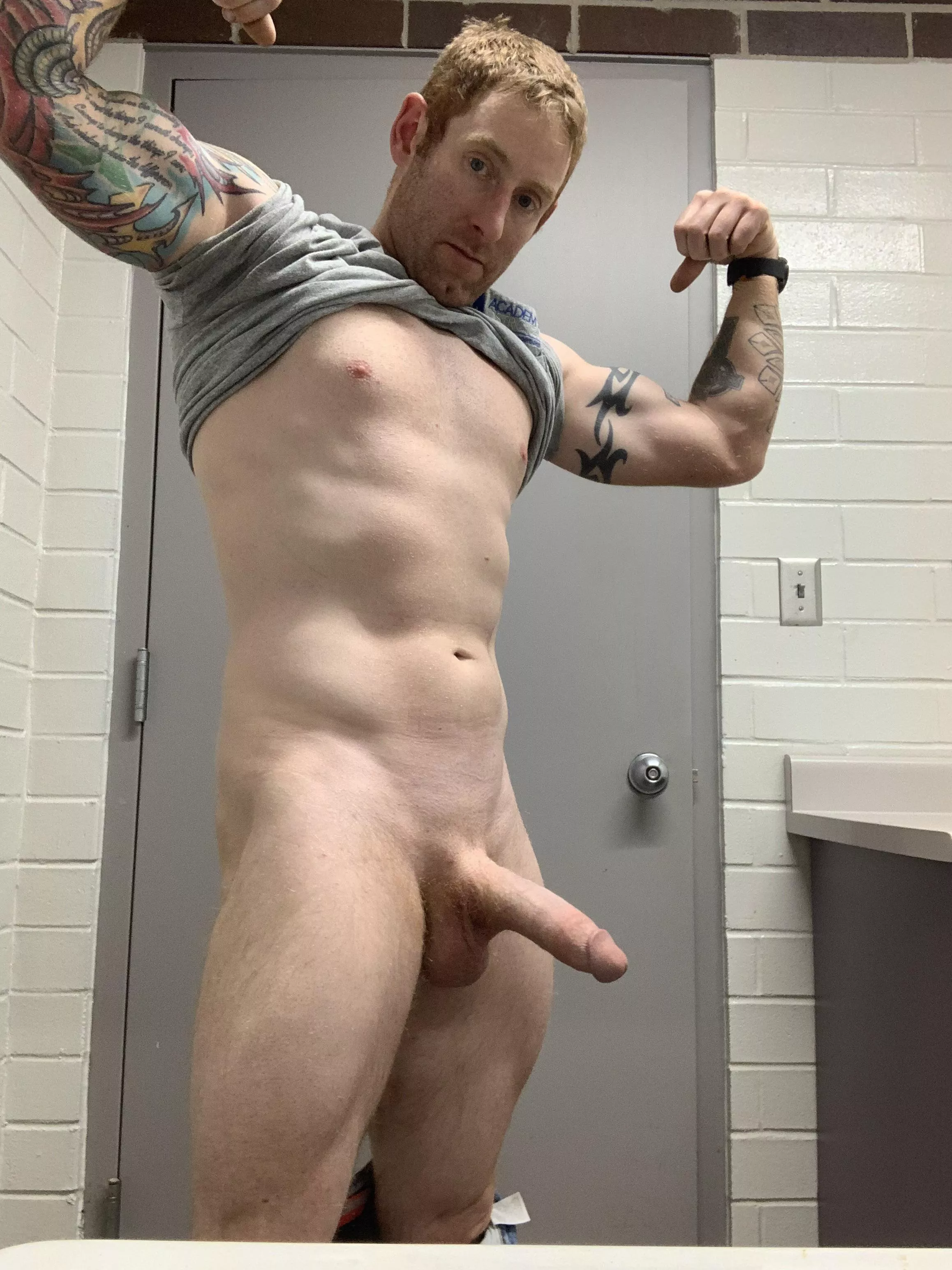 Bored at work. But feeling these gym gains what do you ladies think. Shoot me a message