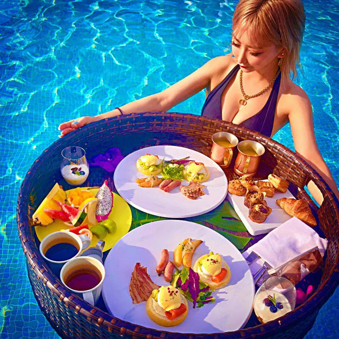 Breakfast in the pool. (from AIKA's 17live).