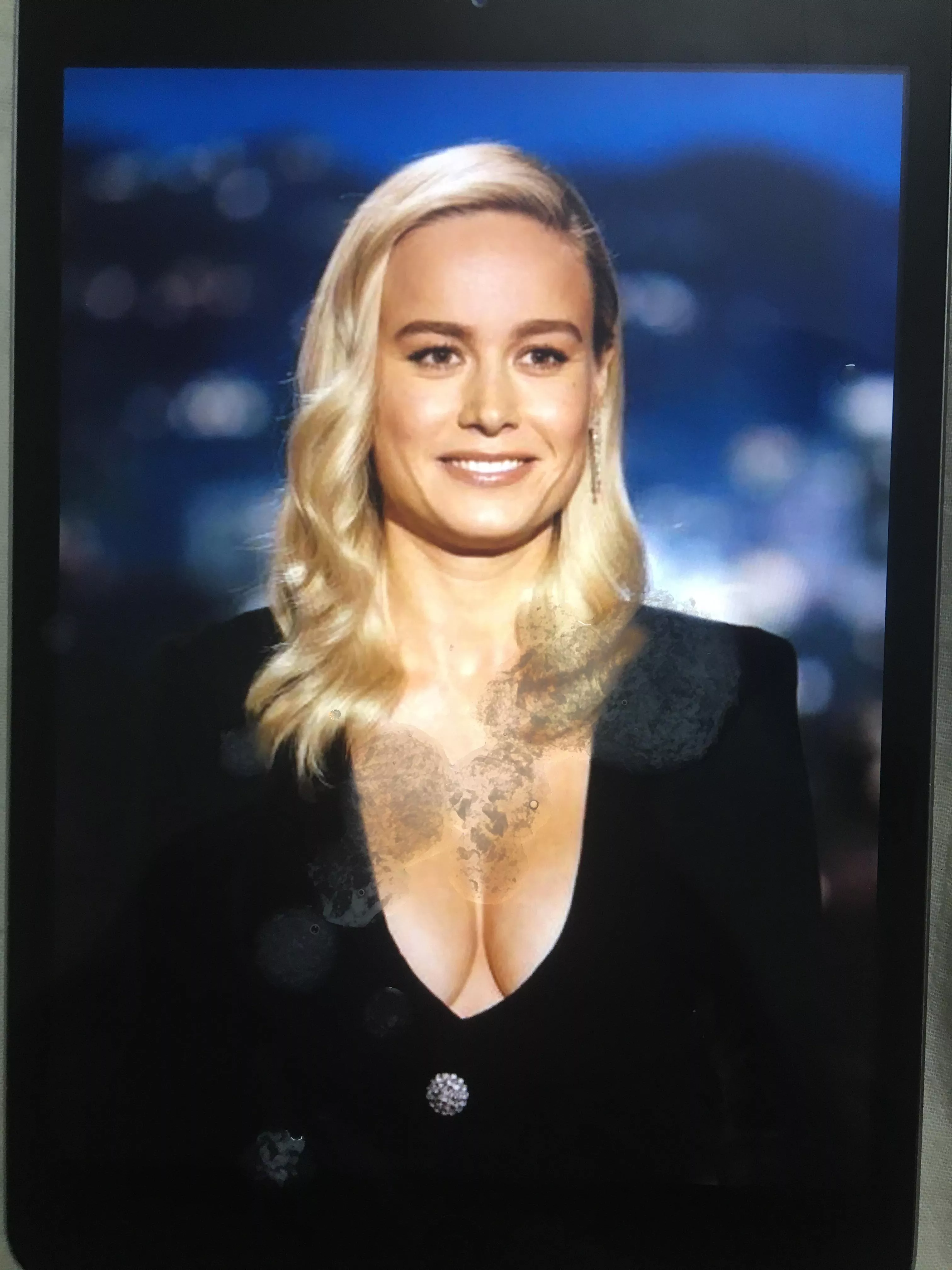 Brie Larson cum trib.