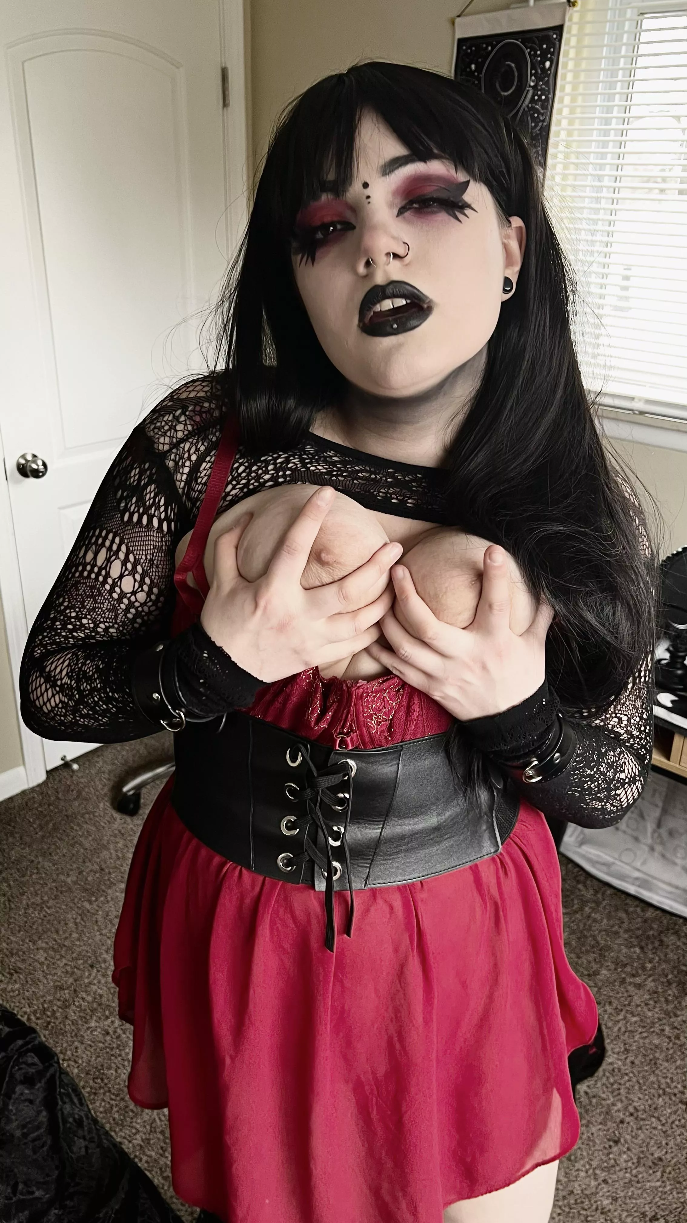 Can I be your curvy goth girlfriend? ðŸ–¤