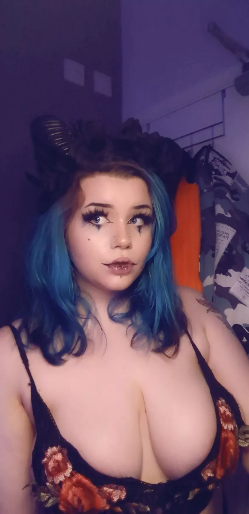 Can I be your demon gf? 🥺