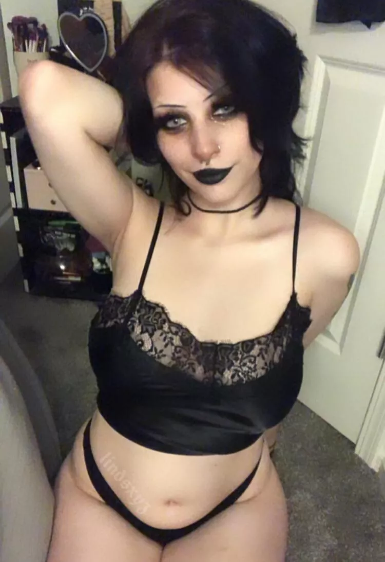 can i be your goth gf?