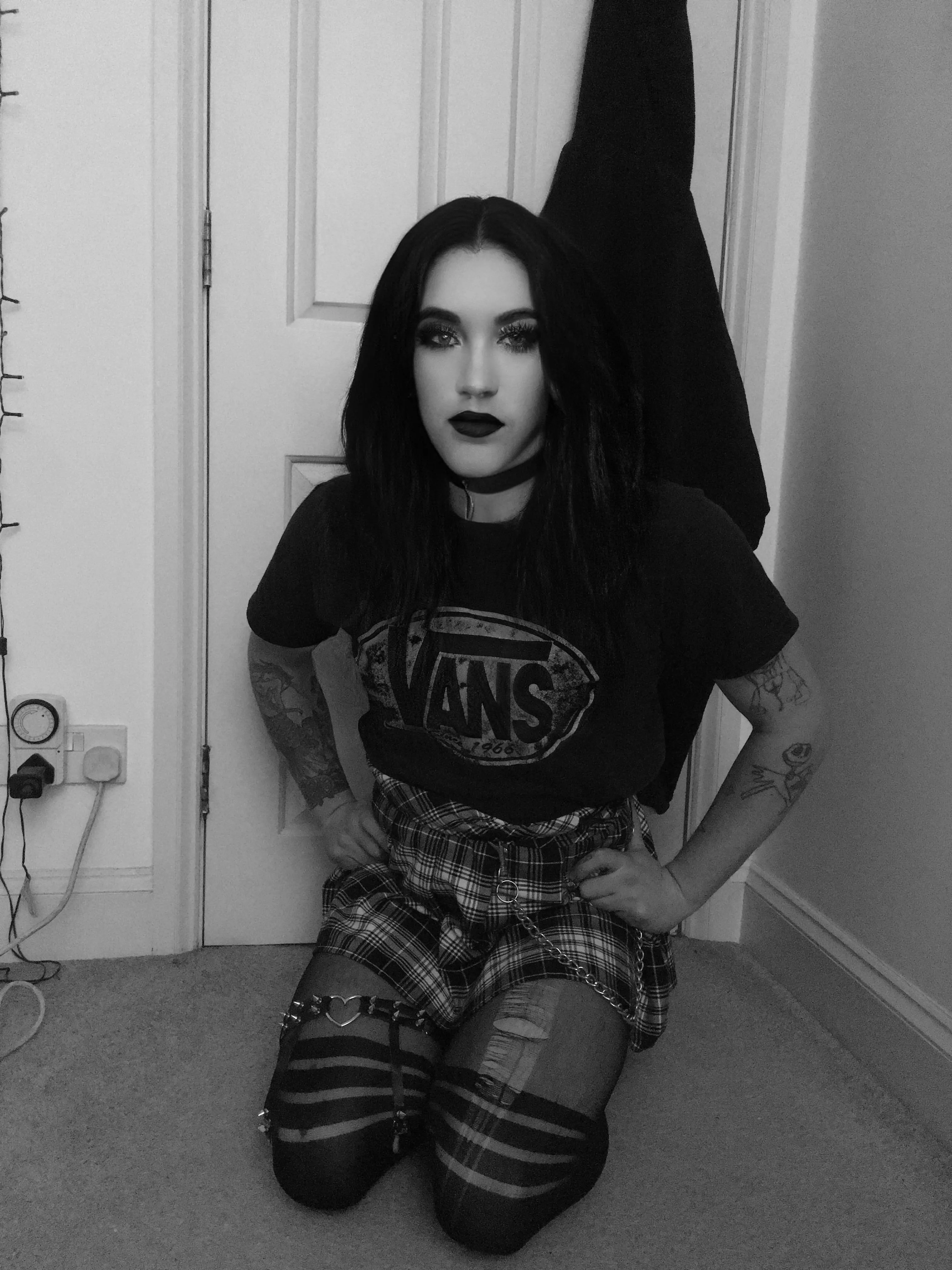 Can I be your goth gf? 🥺🖤