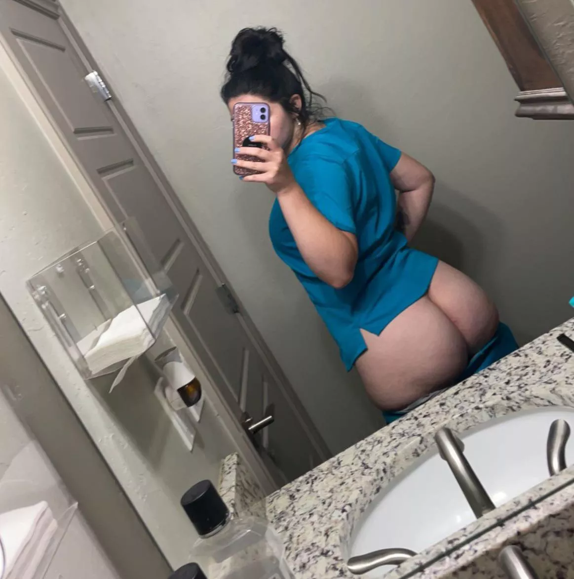 Can you believe this ass fits in my scrubs??? 💋💋