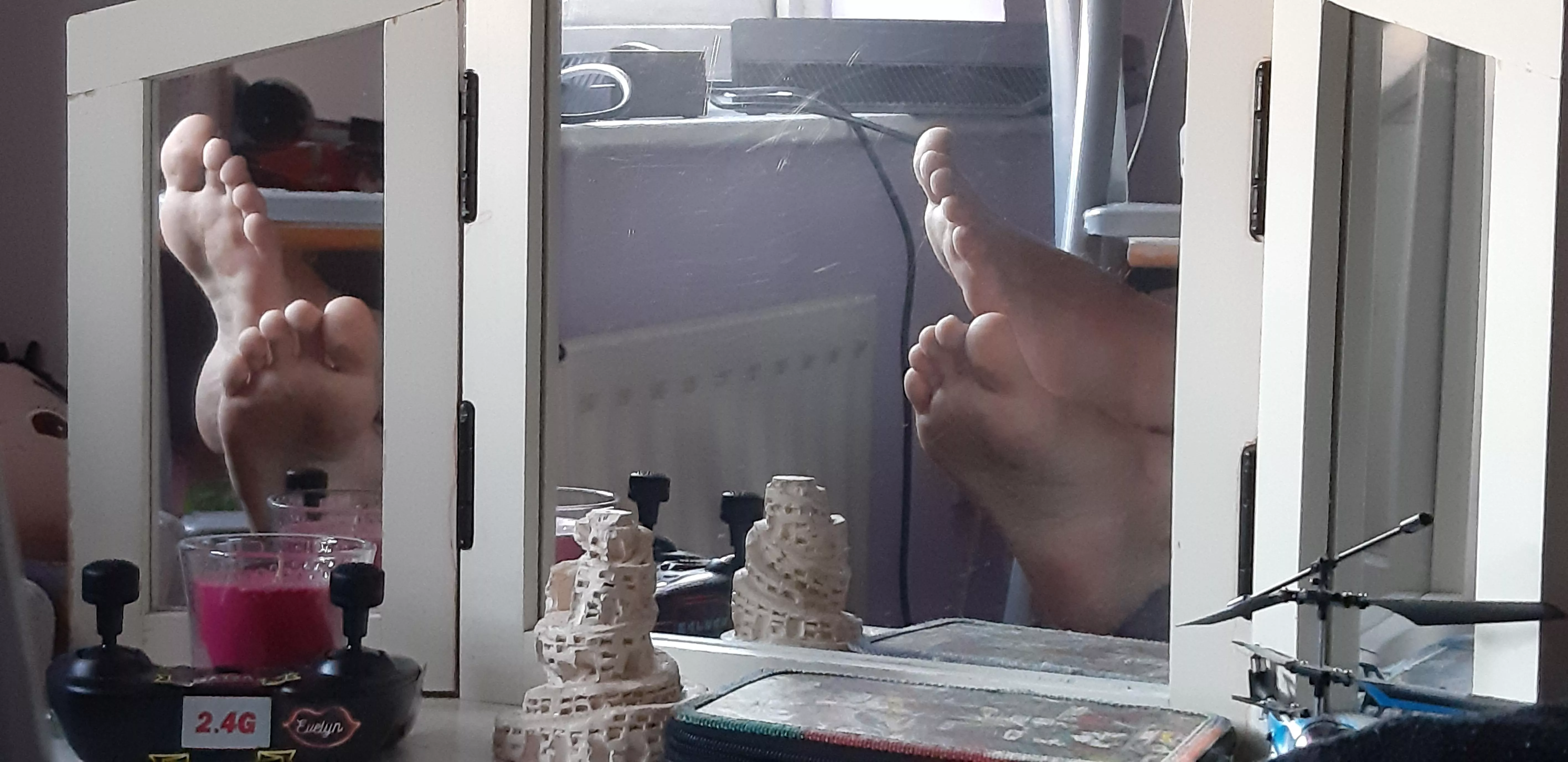 Caught a glimpse of my soles in a mirror got me horny thought I'd share