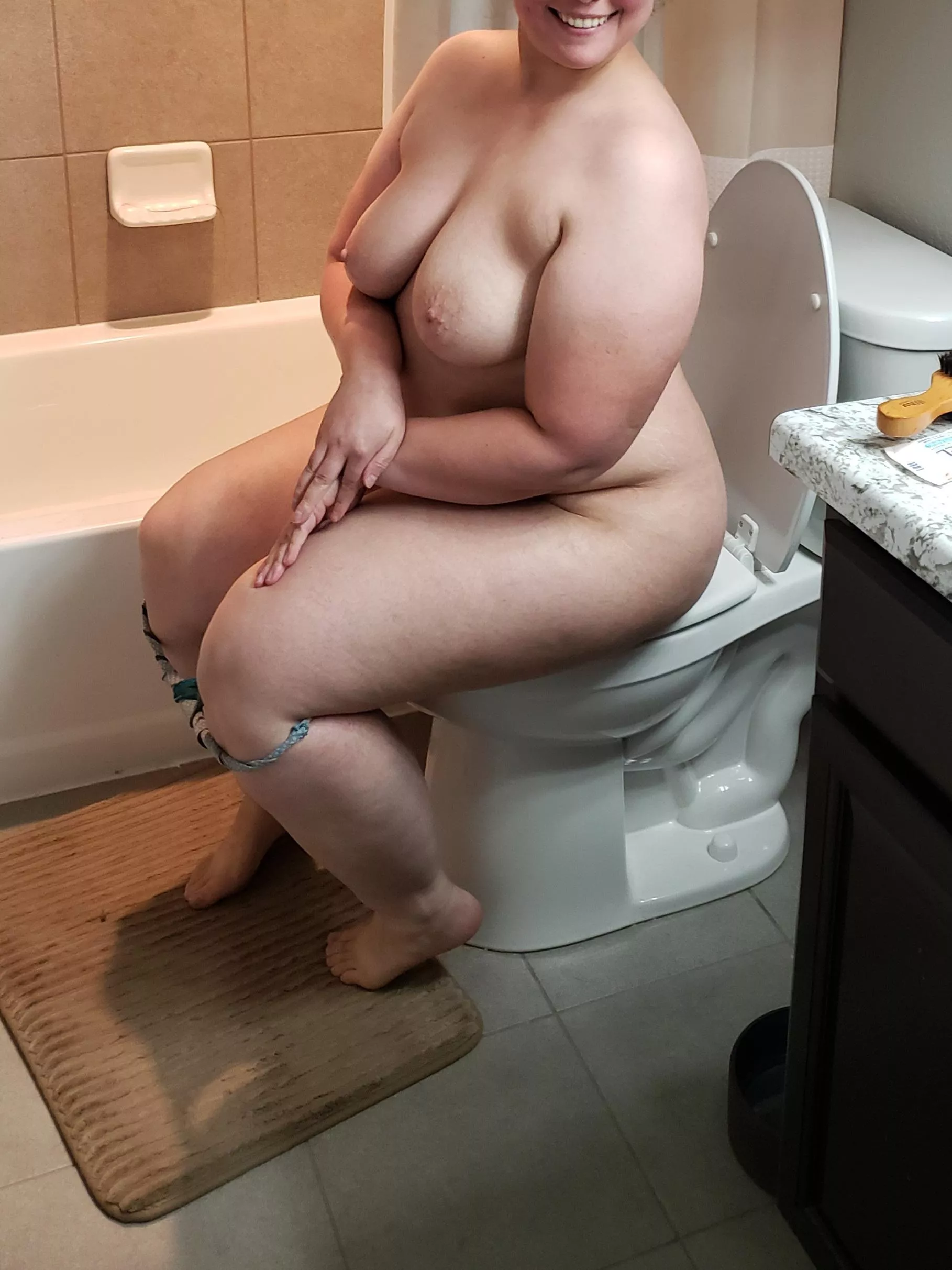 Caught my wife before she hopped in the shower. She was embarrassed at first but decided to pose for me! I just absolutely love her😍 F30s,185,5'4