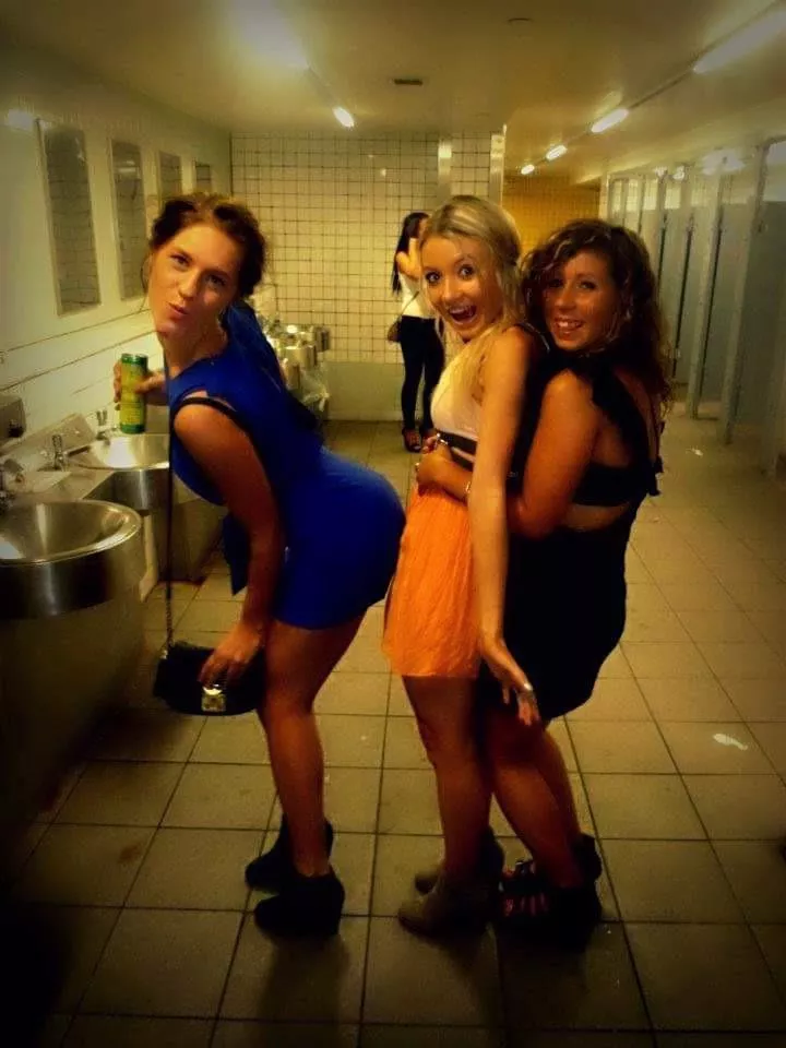 Cheeky bathroom babes!