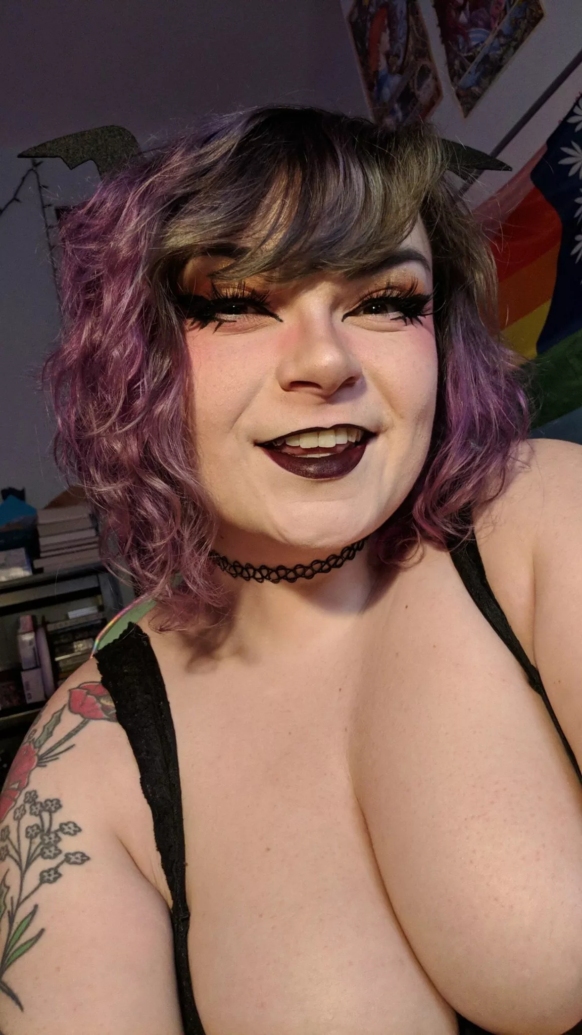 Chubby goth gamer waifu going live tonight starting around 8-10pm EST! My new favorite toy for us to play with my pussy will be there <3