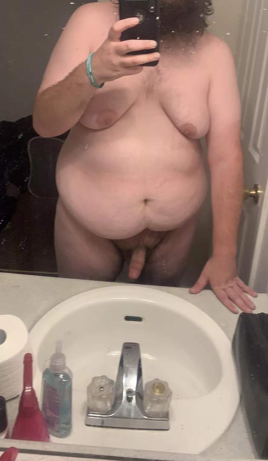 Chubby guy just looking for a woman to please.