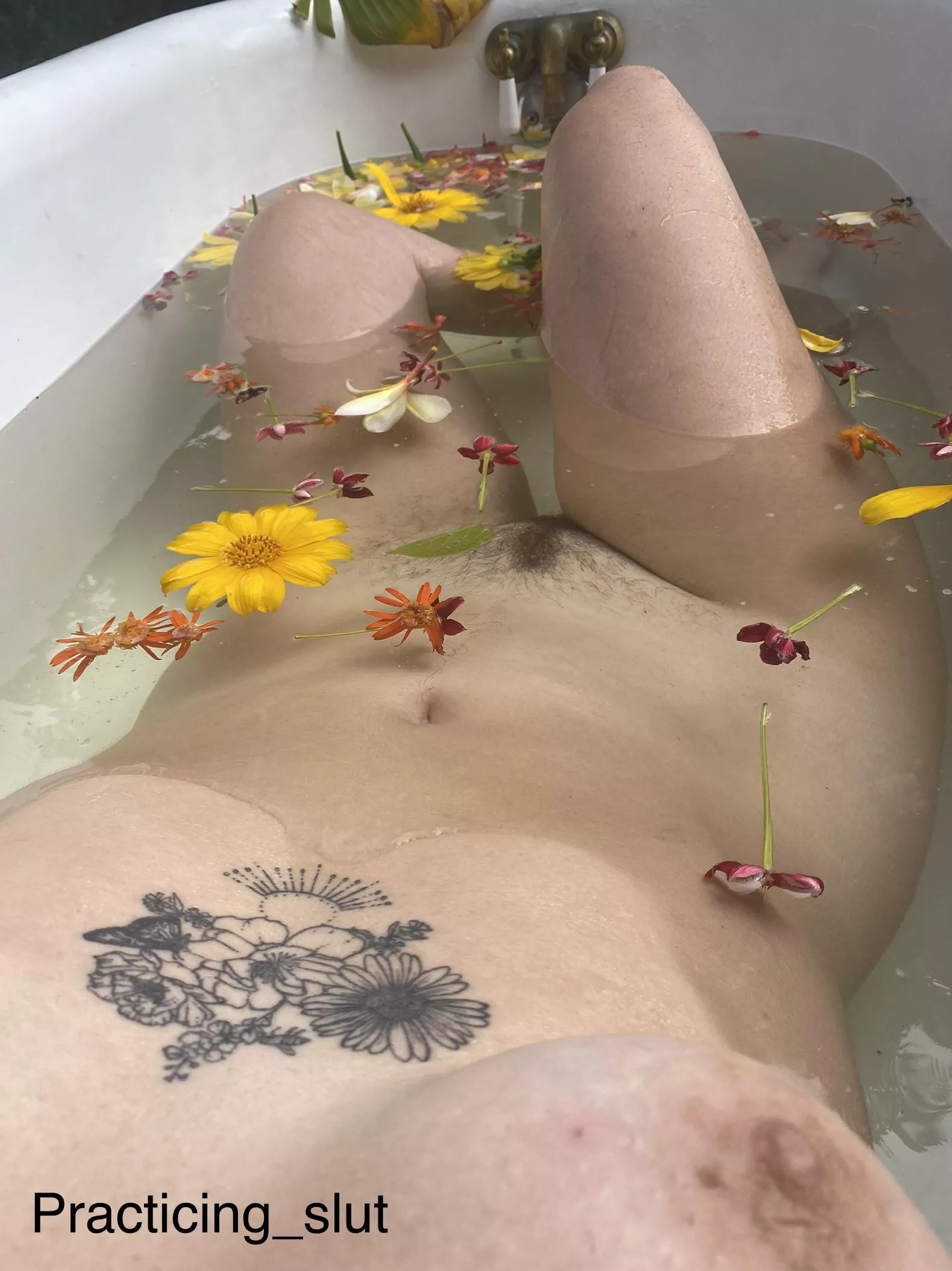 Cold flower baths are such a vibe y’all 🤗🌼🌺🌝