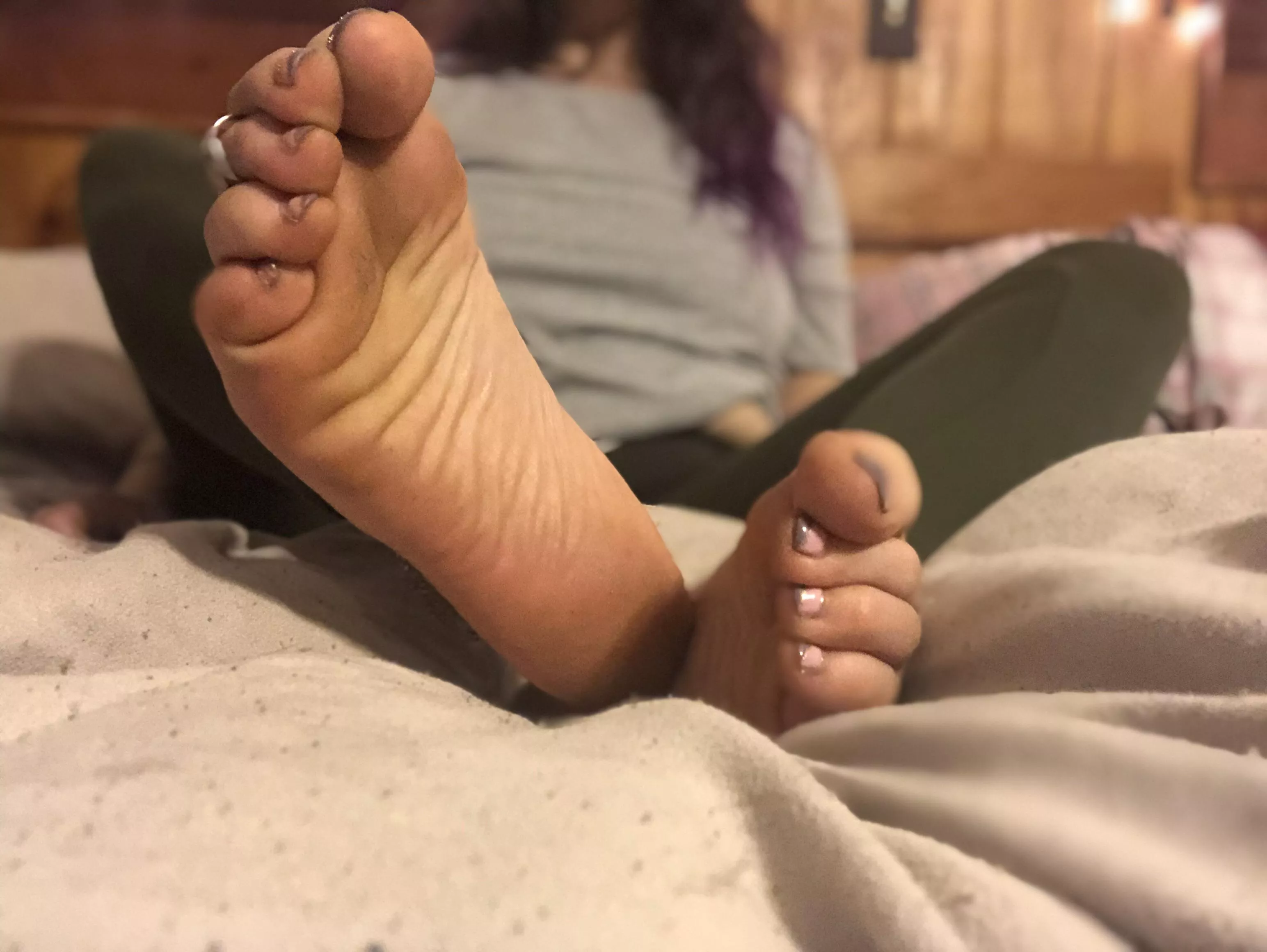 Come clean my dirty feet like a bitch [domme]