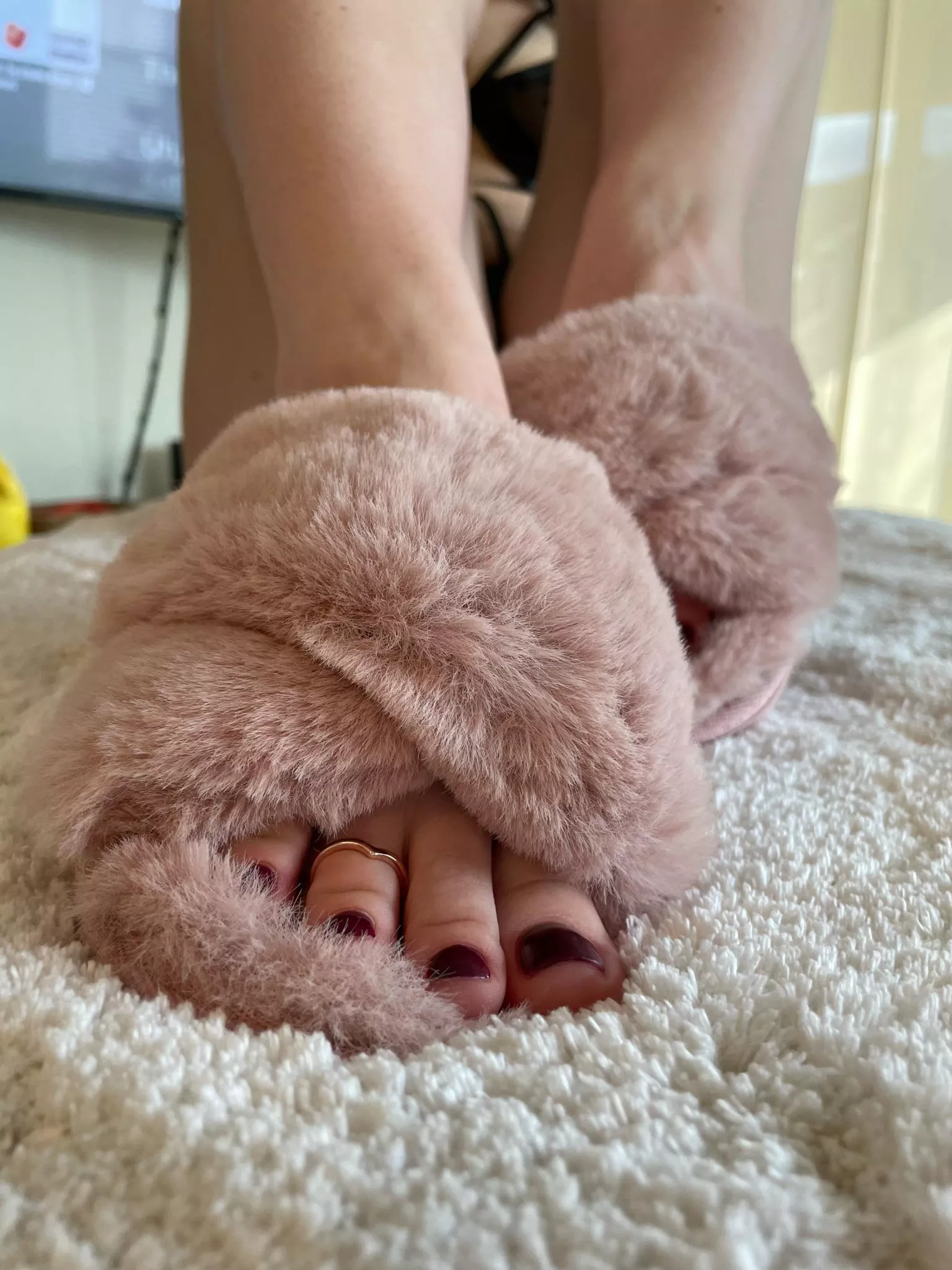 Come cuddle my cute feet 🥰