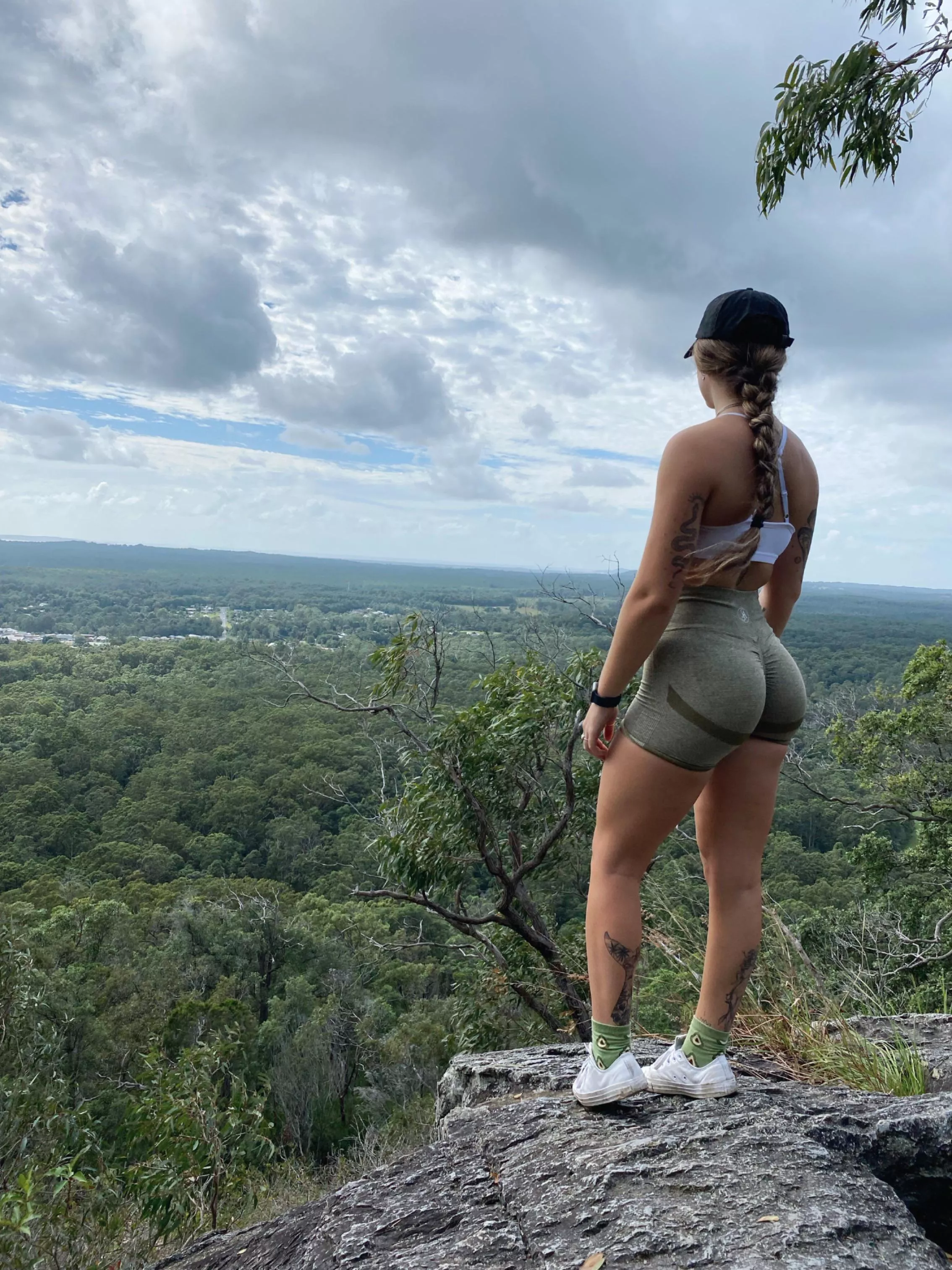 Come for a hike with me ðŸ¥µ