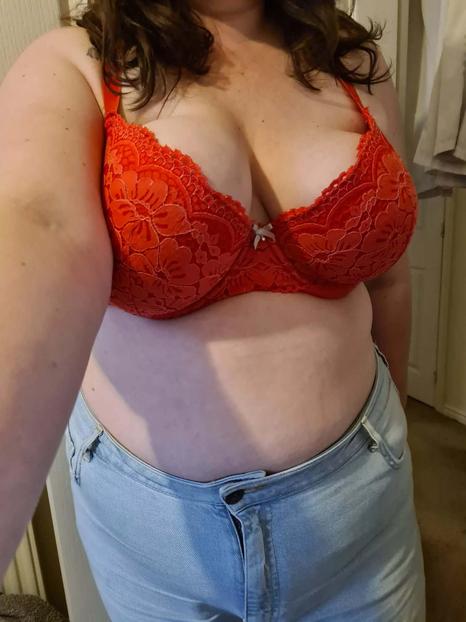 Come hang out with me. I'm a naughty British mum who needs to cum [image]