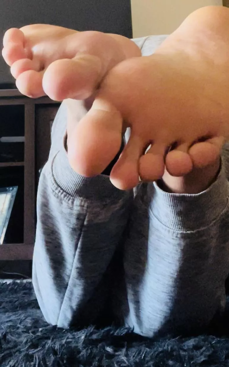 Come put your big cock on top of my soles