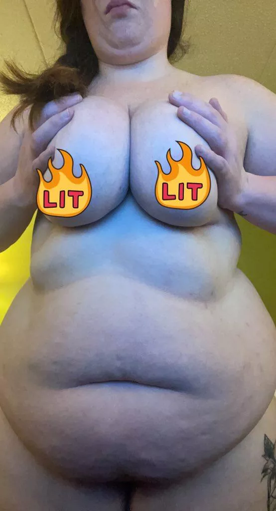 Come put your fat cock between these titties ðŸ‘…ðŸ’¦