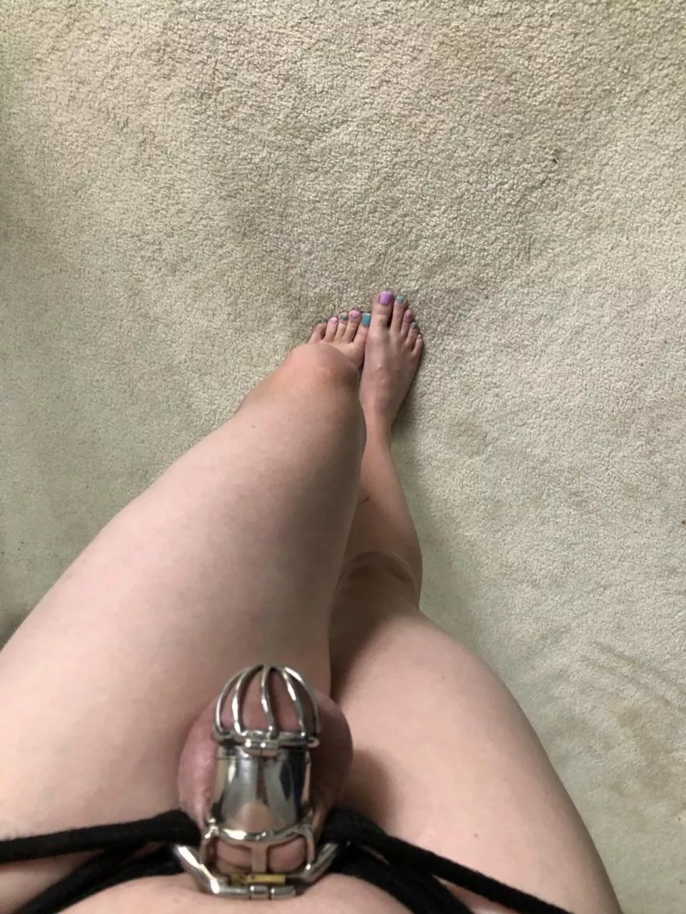 Come smack your big cocks on my caged clitty😋