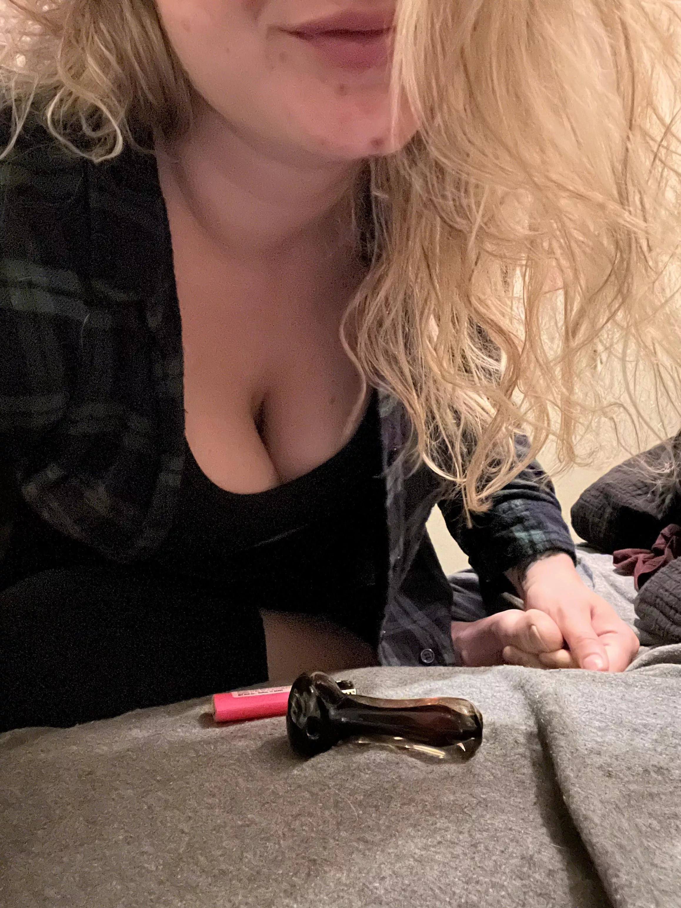 Come smoke with me. 🔥💨I’m quite flexible 🥨