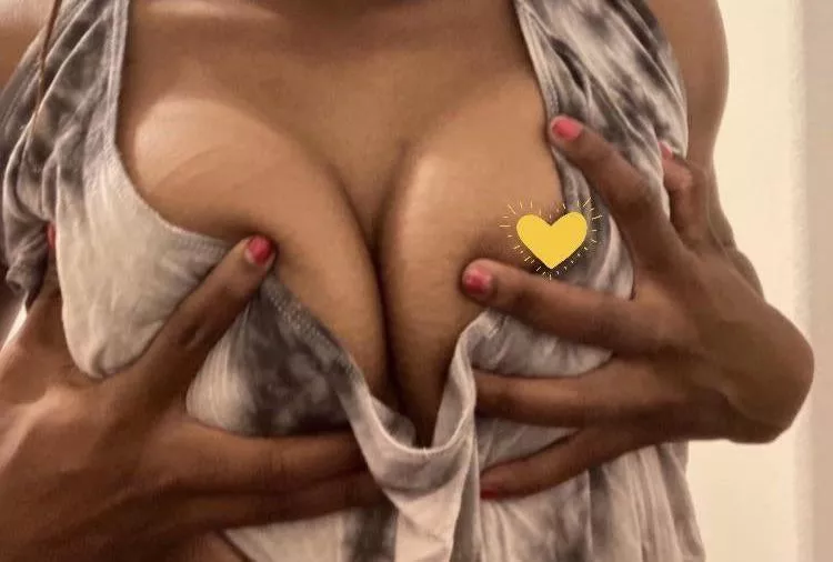 Come squeeze my boobs