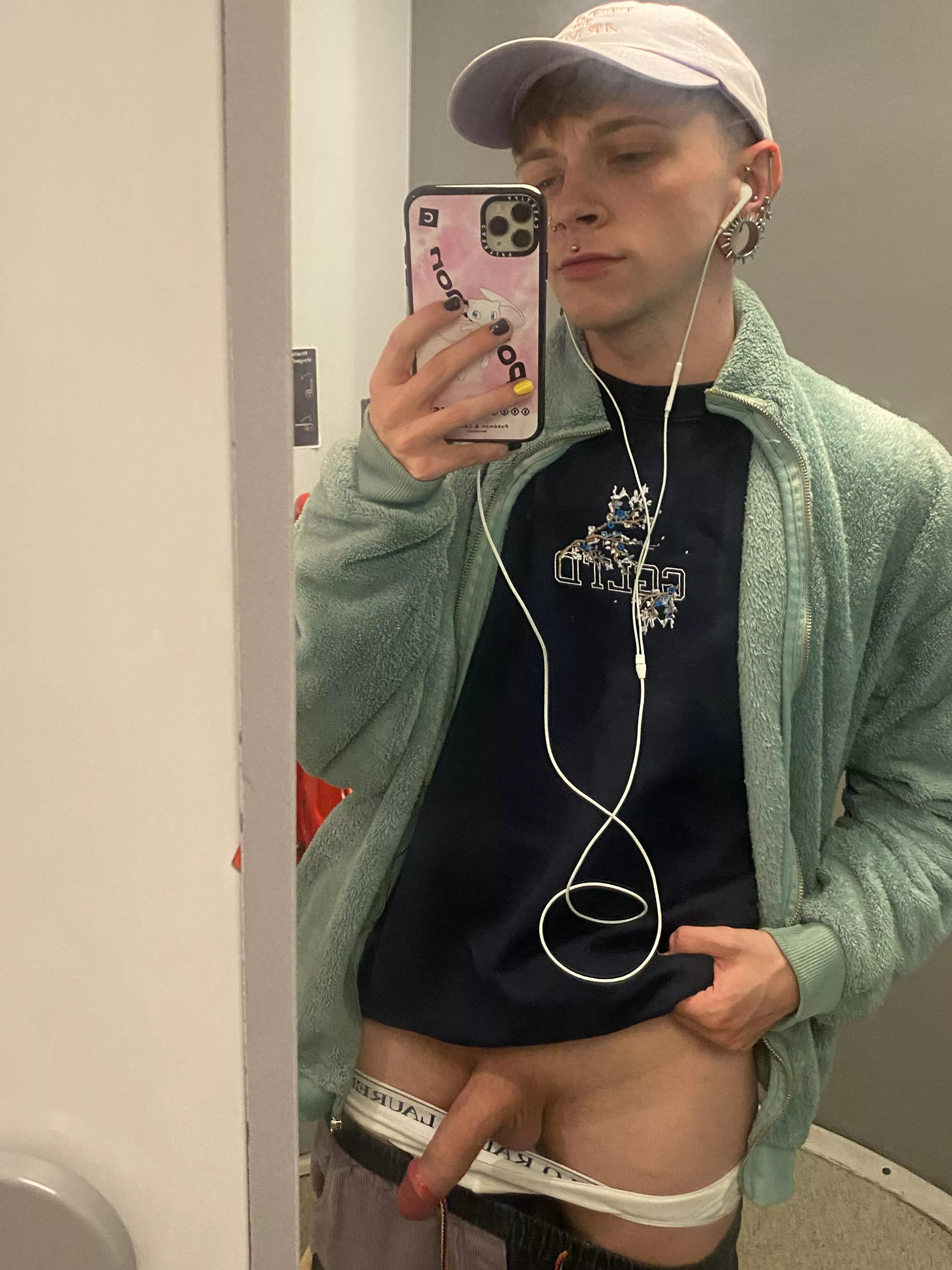 Come to the train restroom and suck my cock 😈