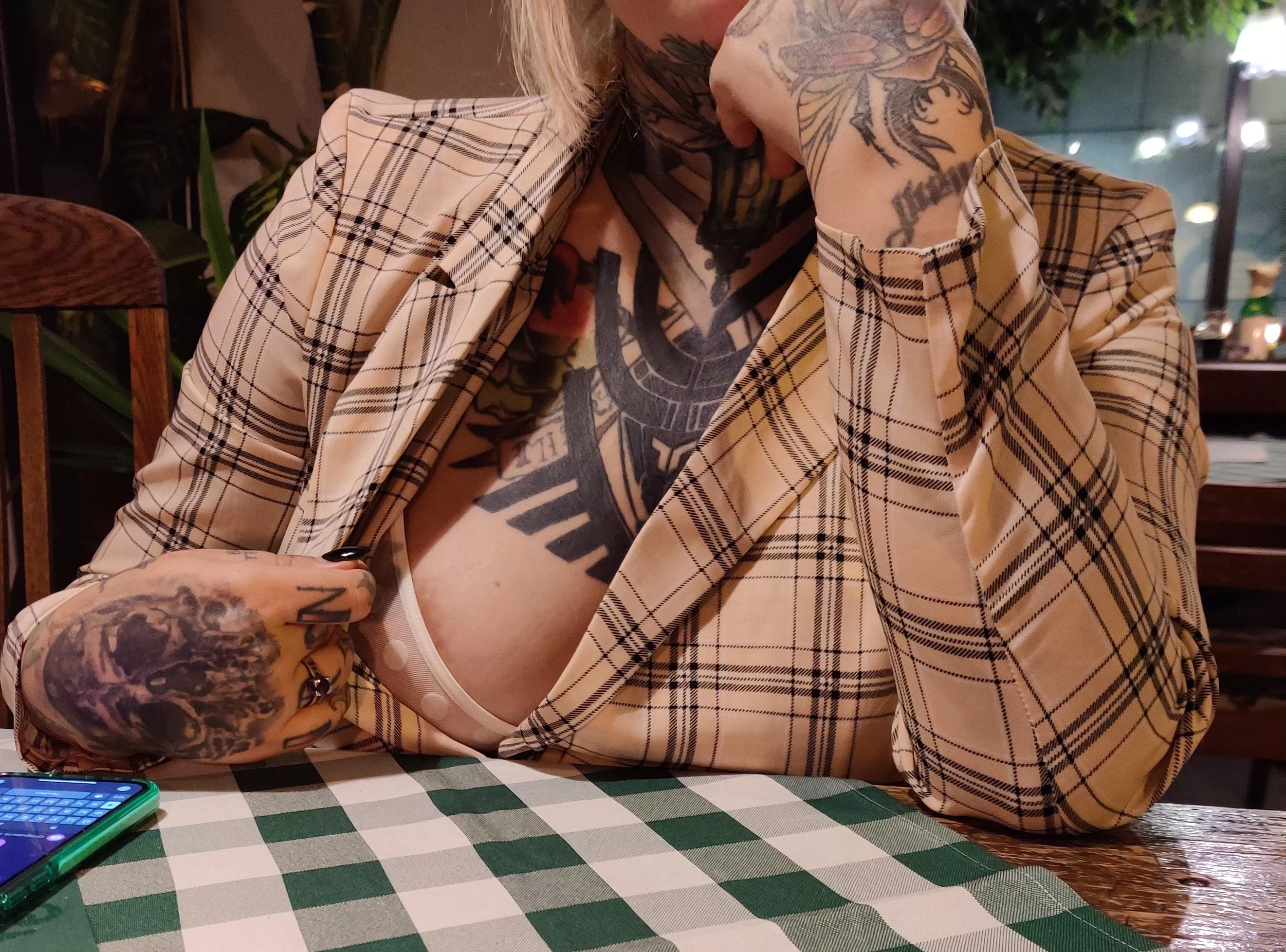 Correct cleavage for inked hotwife