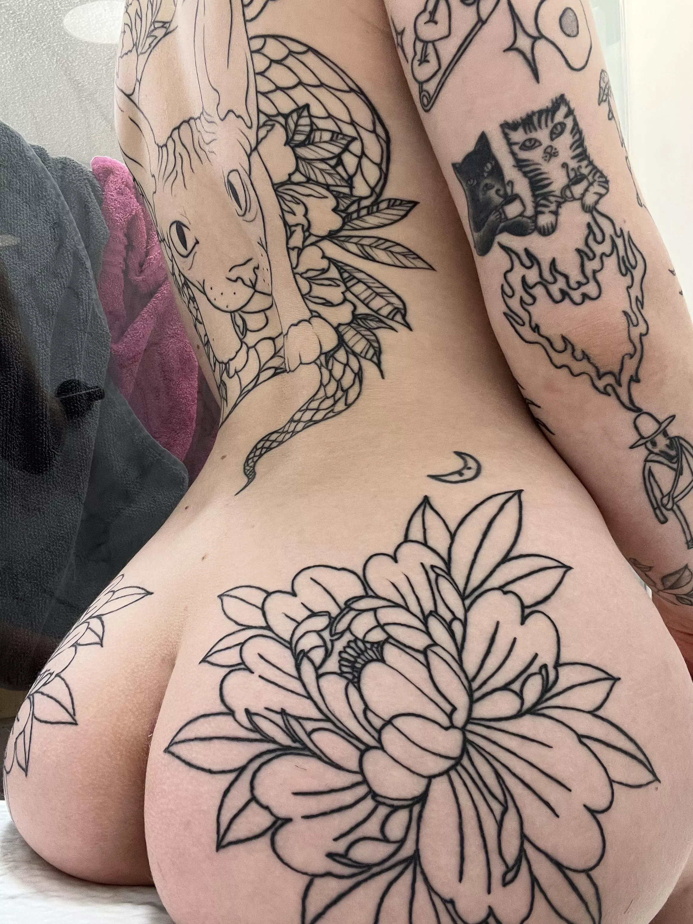 covered in tattoos but no cum 😔