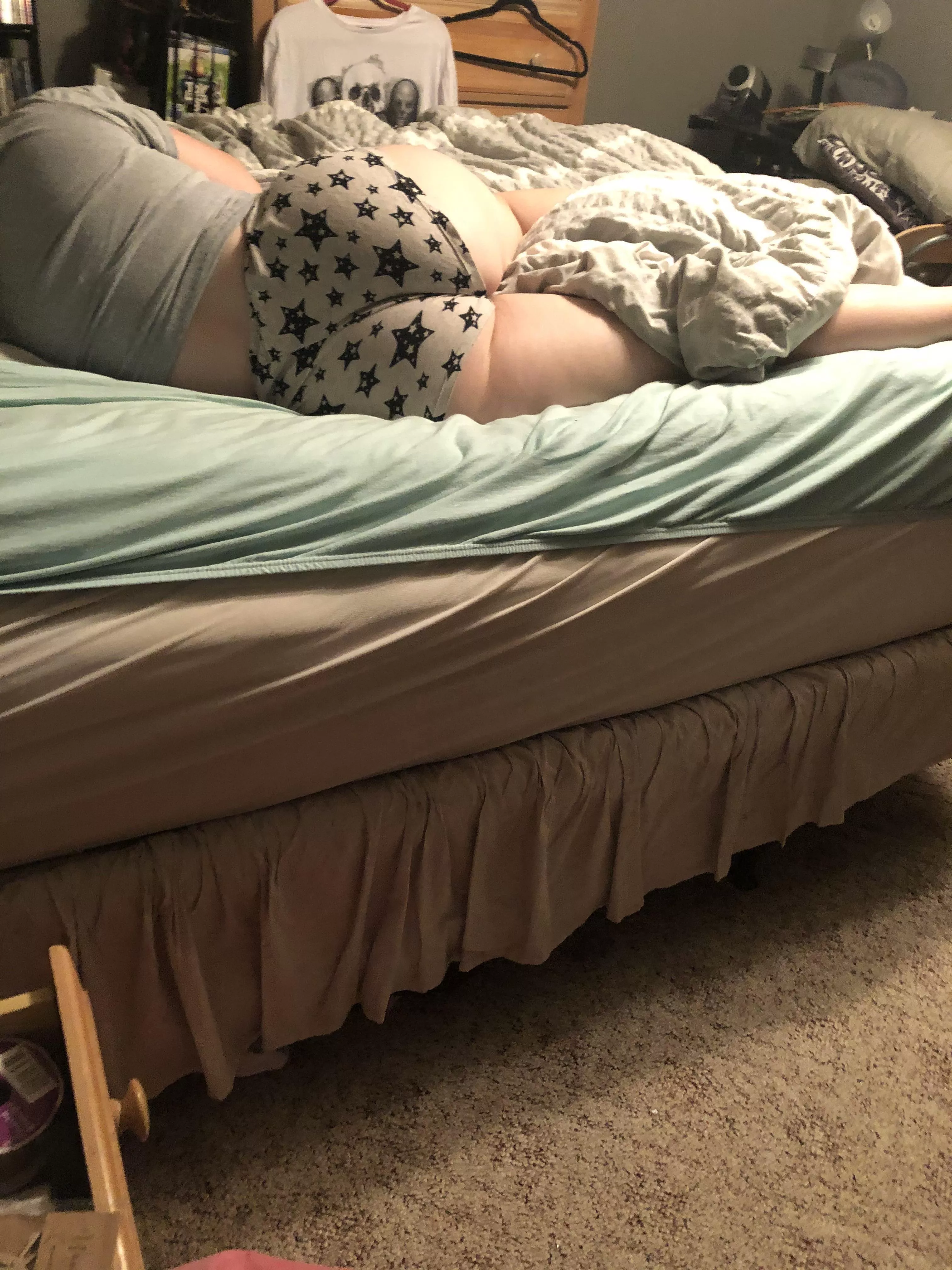 Cuckold wants me to show his wife’s fat ass!