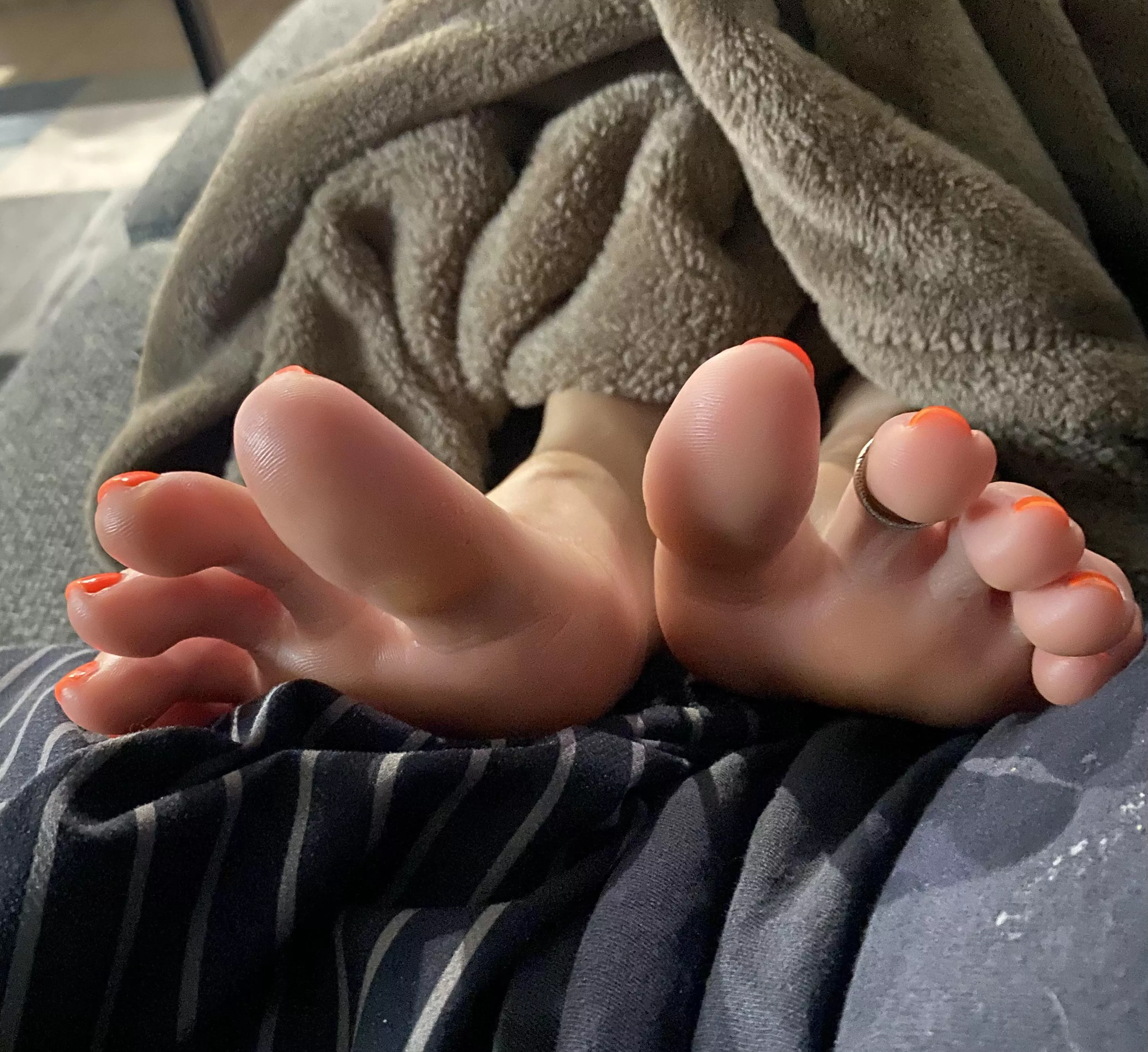 Cum on my toes