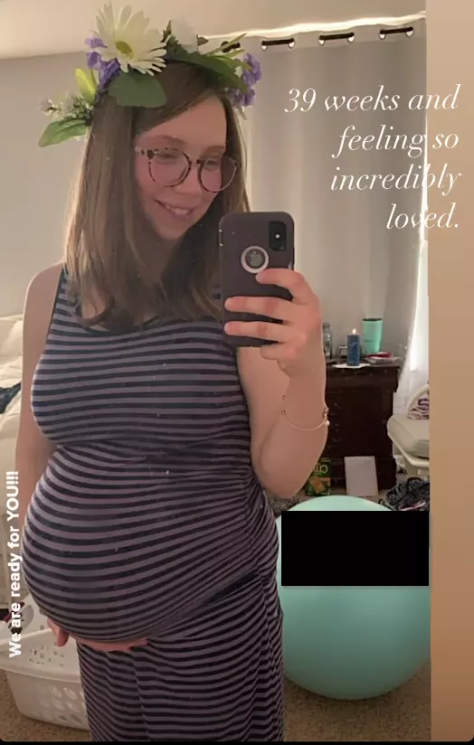 Cute Nerdy Preggo (DM Open)