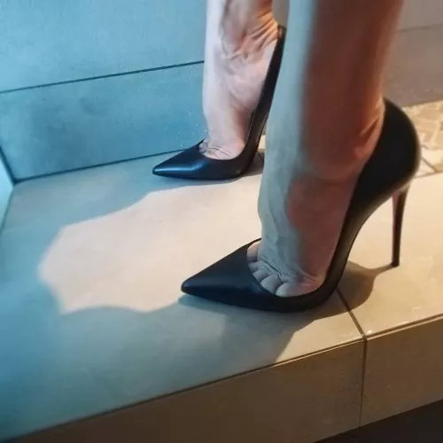 Designer stilletto toe cleavage