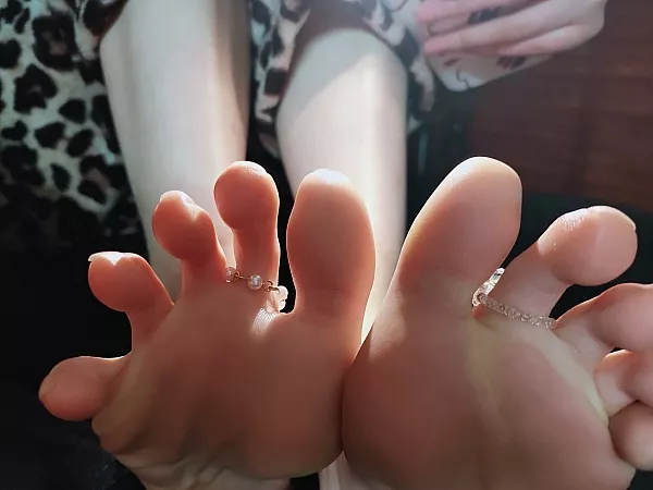 do u like my toes and their rings?