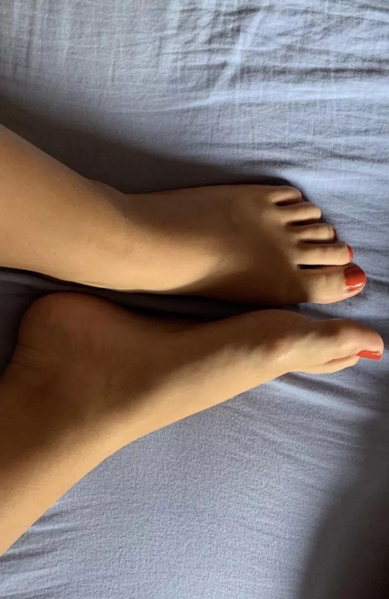 Do you guys like my feet? ðŸ¥µðŸ‘£