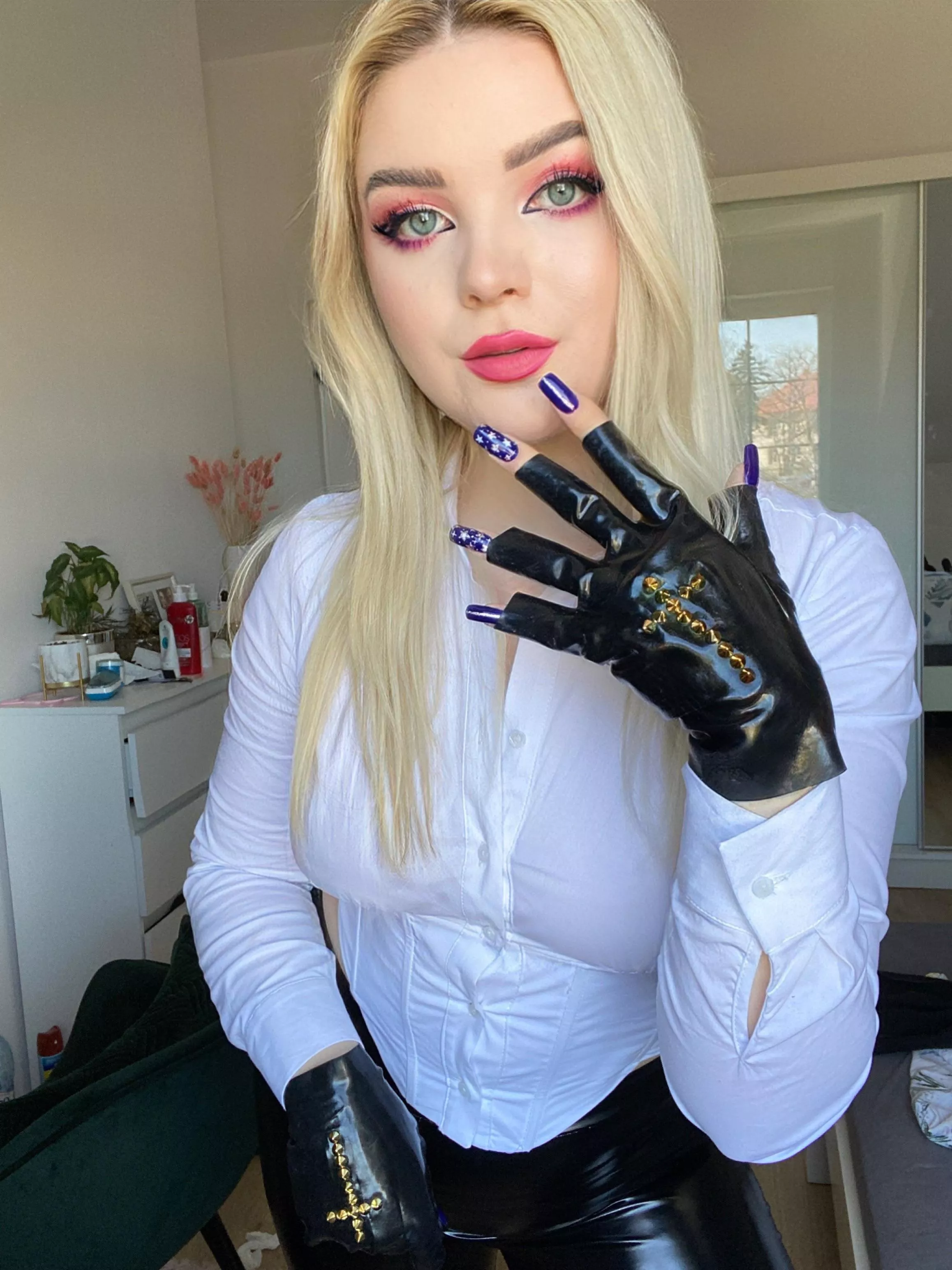 Do you have gloves fetish ? 😈🔥