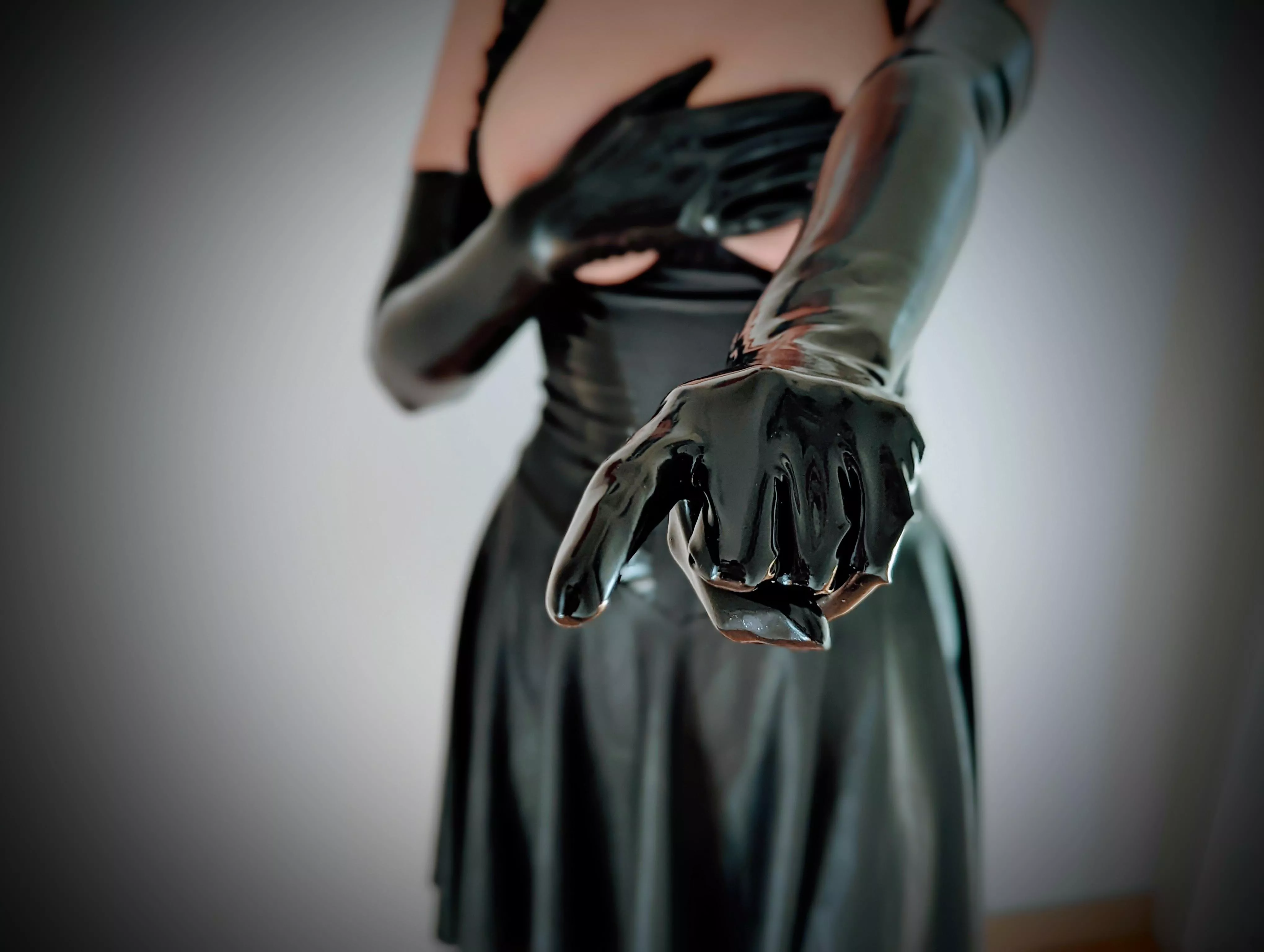 Do you like gloves ? What about black latex gloves ?! [F]