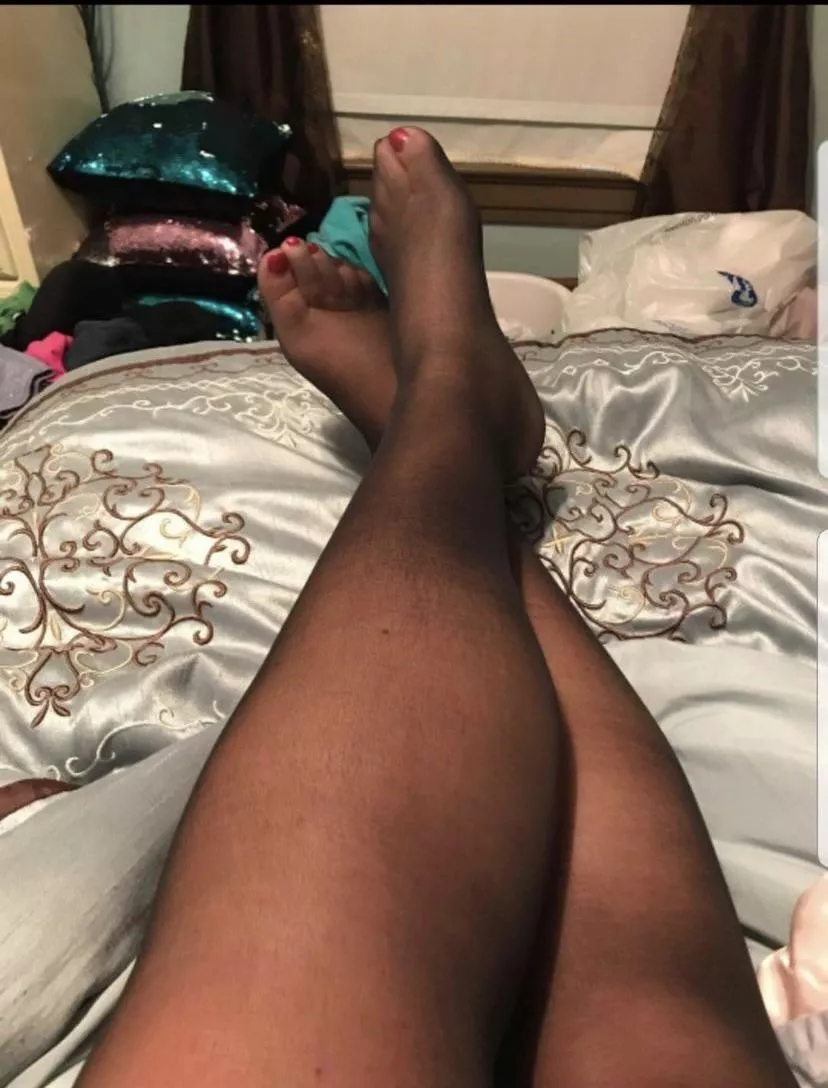 Do you like my legs and feet in pantyhose [36F]