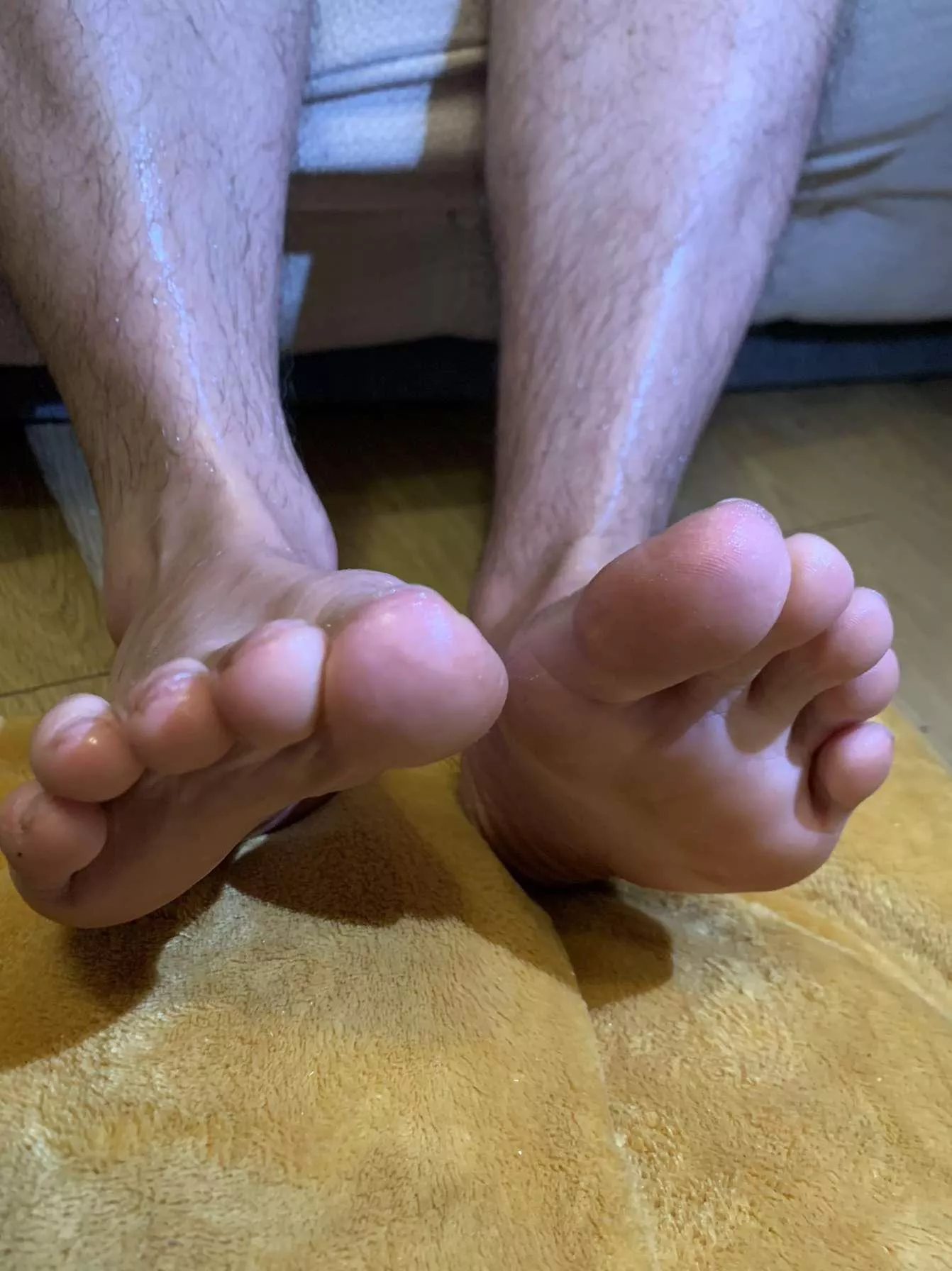 Do you like my slightly oiled feet?😋👣