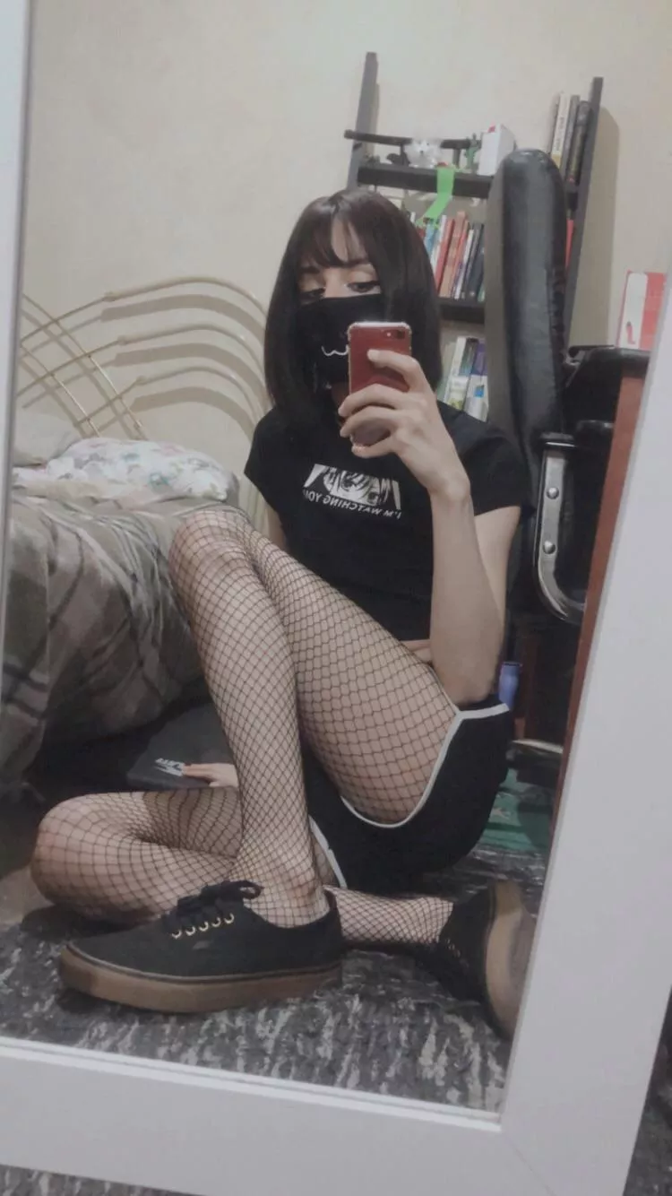 Do you want to hang out with this goth femboy? 🖤