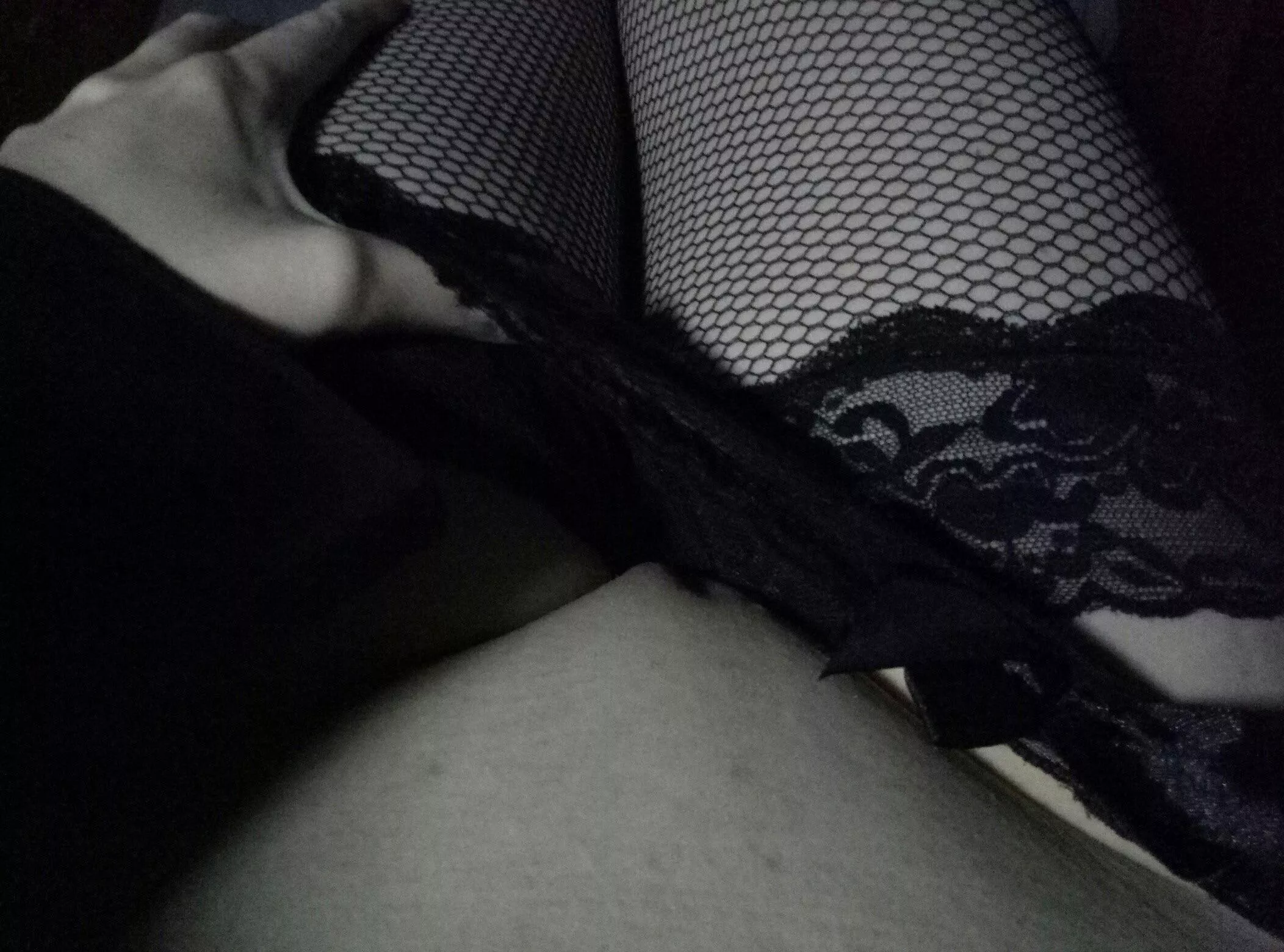 Does this under desk teasing pic count like going wild at work?) 32[F]