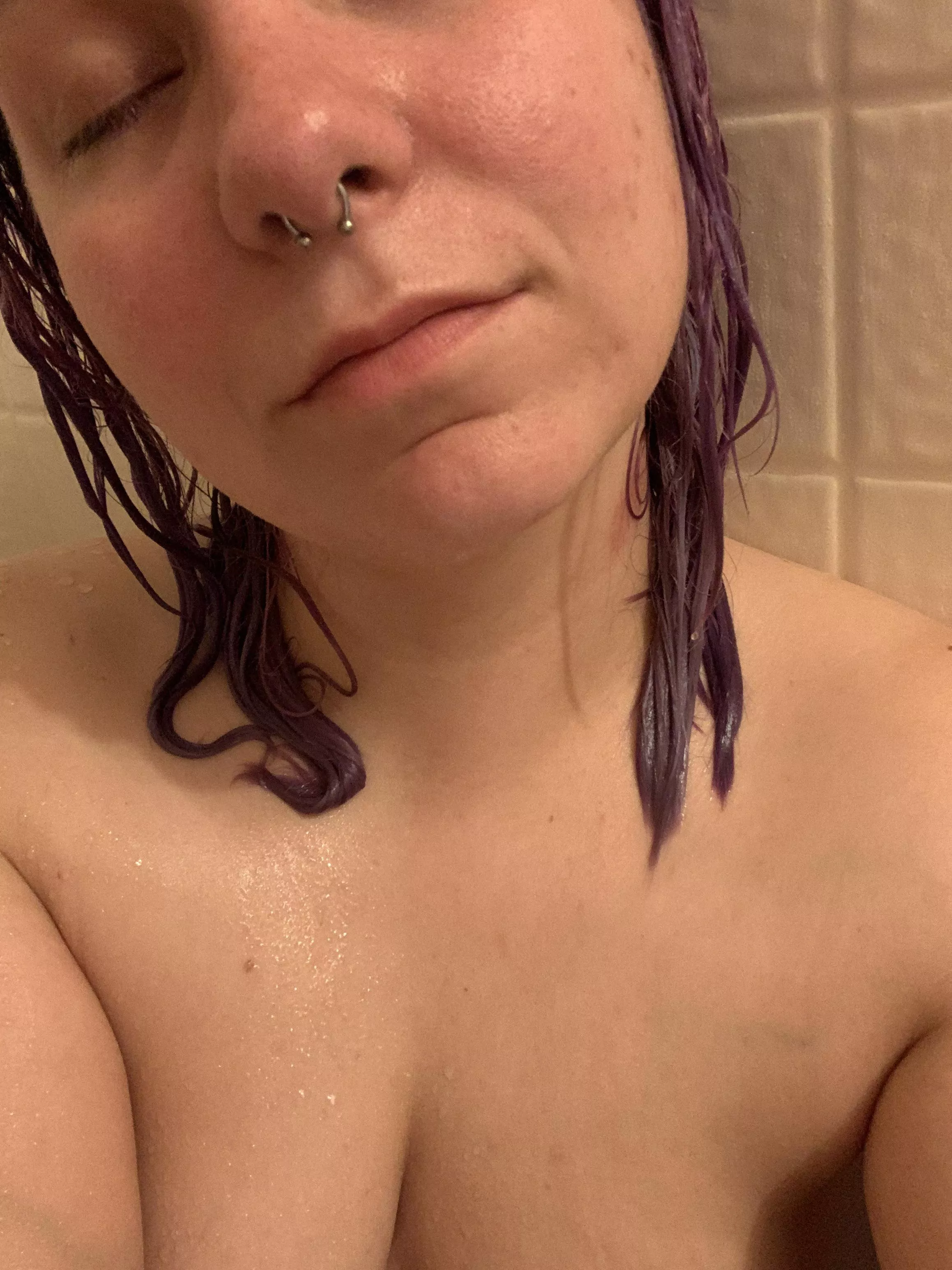 Doesn’t everyone love a detachable shower head? 💦 Just took some steamy pictures & videos. 🔥