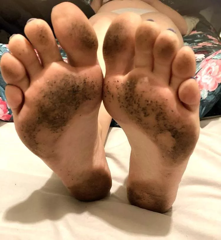 Donâ€™t you just love looking at girls dancing barefoot at weddings all night? Well this is the end result when she finally falls on her hotel bed! Do you watch too??